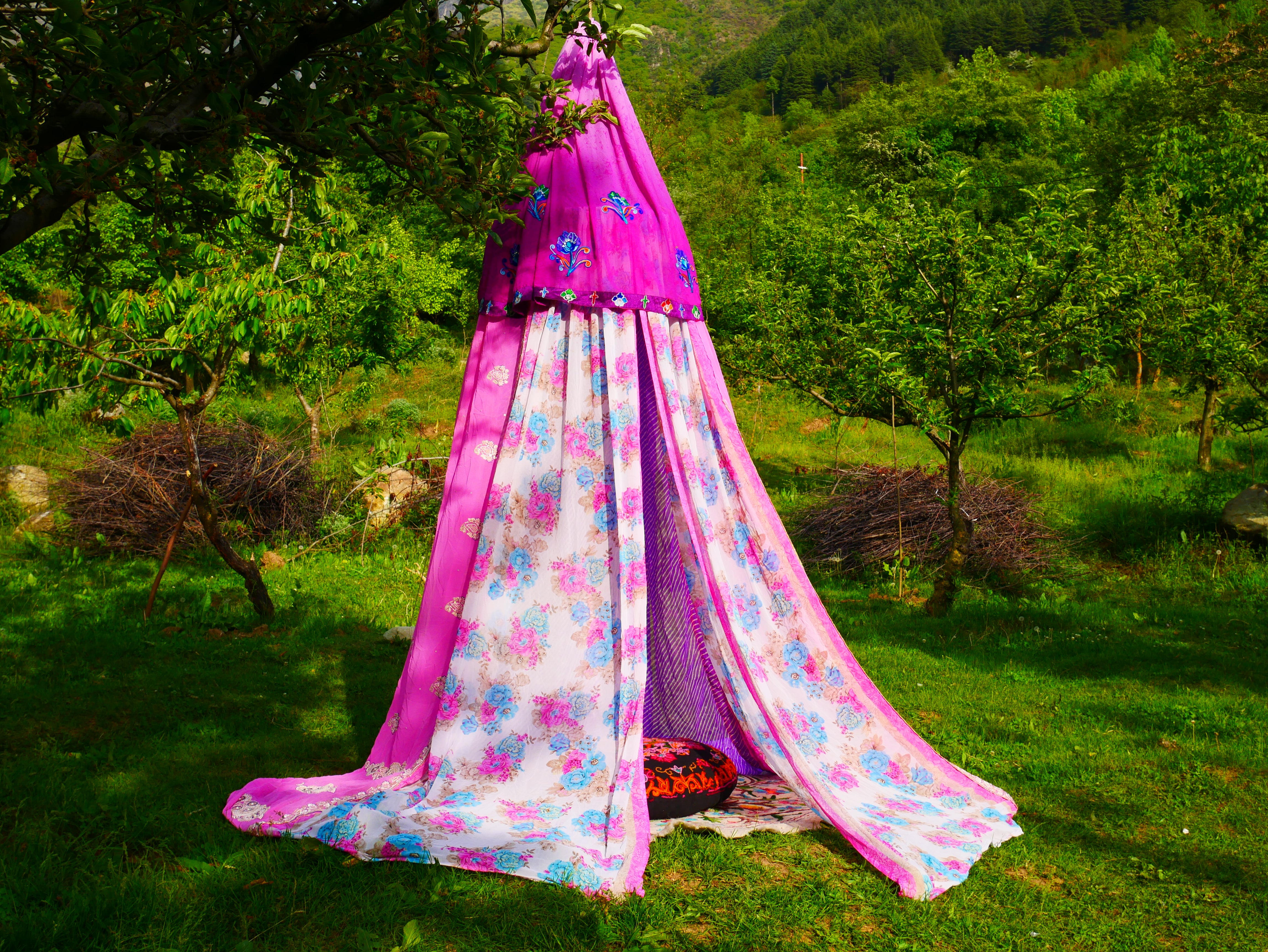 Boho Baldachin - Saree Zelt - Betthimmel | böhmische Hochzeitskulisse – Hippie-Dekor – Sitzbereich auf dem Boden | Meditationsraum - Shanti-Baldachin