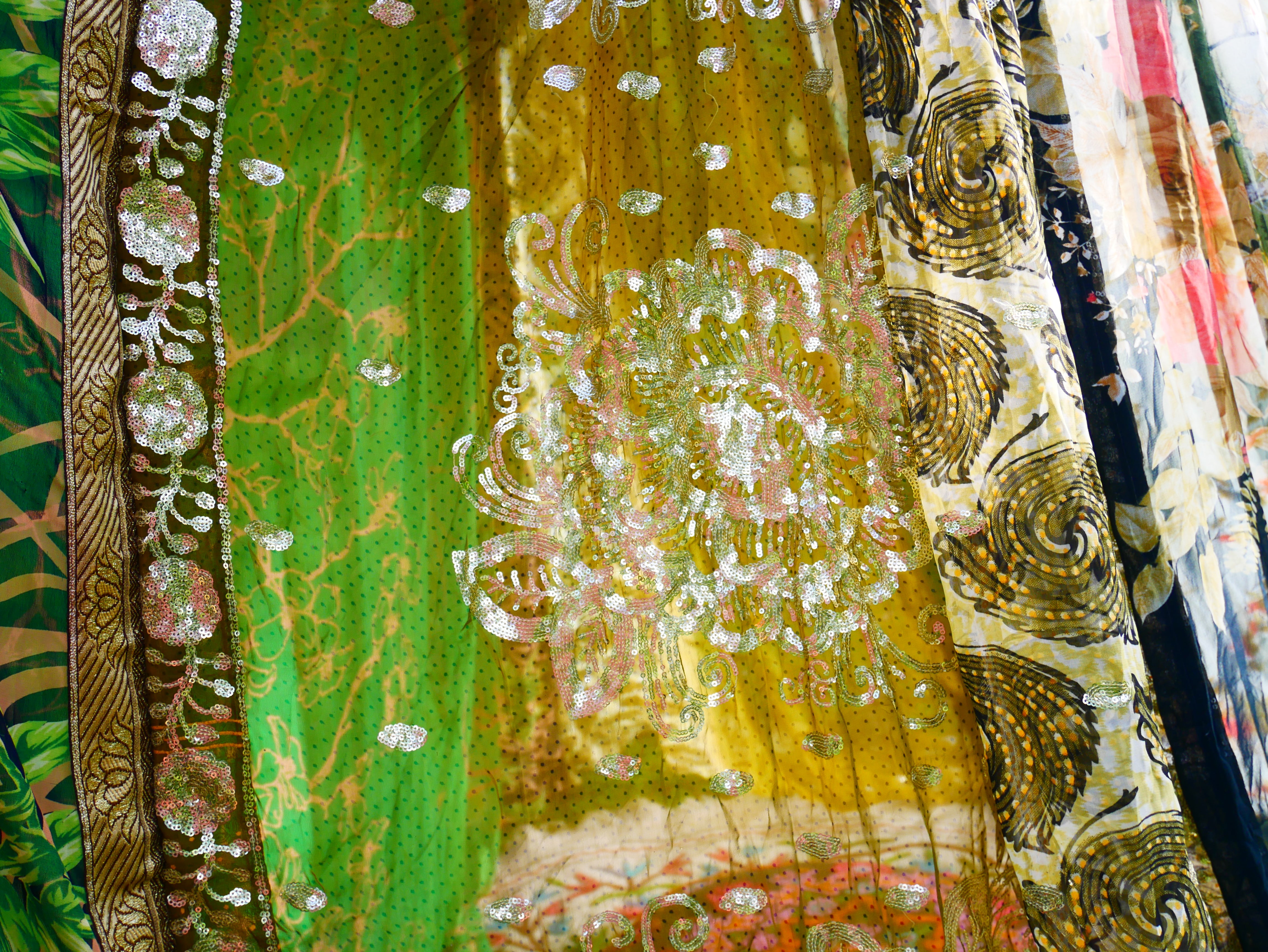 Boho Baldachin - Saree Zelt - Betthimmel | böhmische Hochzeitskulisse – Hippie-Dekor – Sitzbereich auf dem Boden | Meditationsraum - Shanti-Baldachin