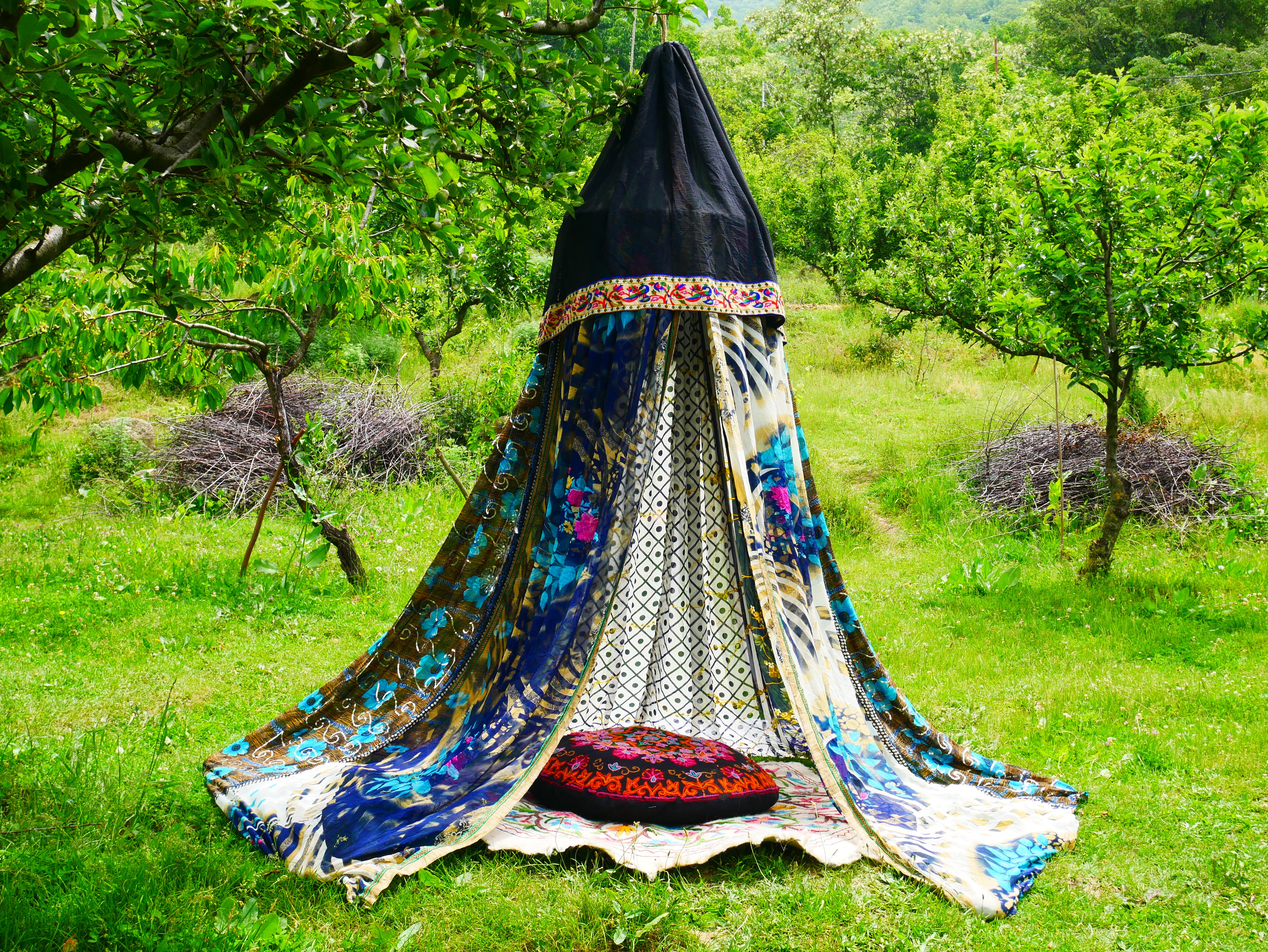 Dosel de saree - tienda de campaña interior - dosel de cama | telón de fondo para bodas bohemias | sala de meditación - rincón de lectura