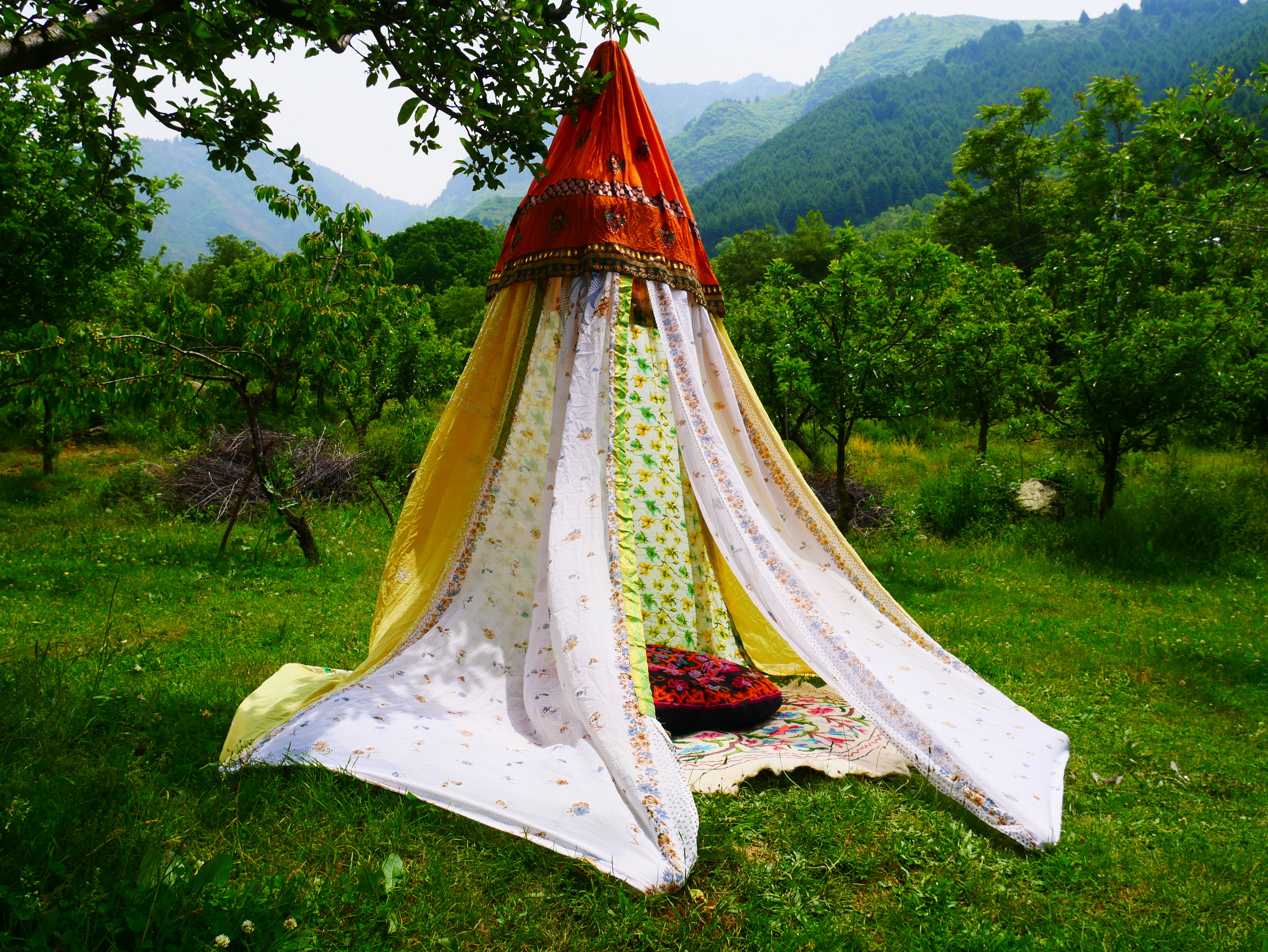 Boho Baldachin - Saree Zelt - Betthimmel | böhmische Hochzeitskulisse – Hippie-Dekor – Sitzbereich auf dem Boden | Meditationsraum - Shanti-Baldachin
