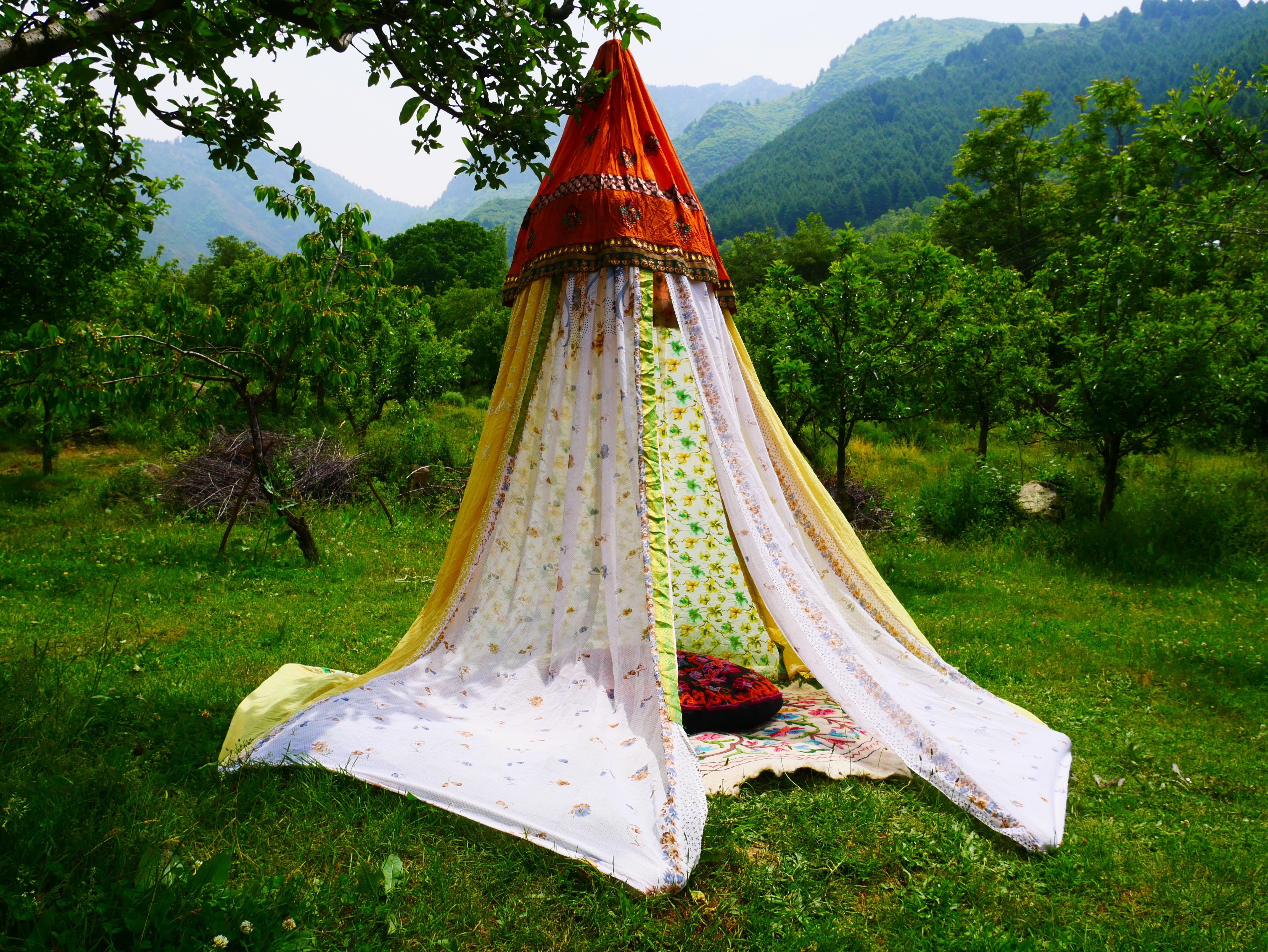 Boho Baldachin - Saree Zelt - Betthimmel | böhmische Hochzeitskulisse – Hippie-Dekor – Sitzbereich auf dem Boden | Meditationsraum - Shanti-Baldachin