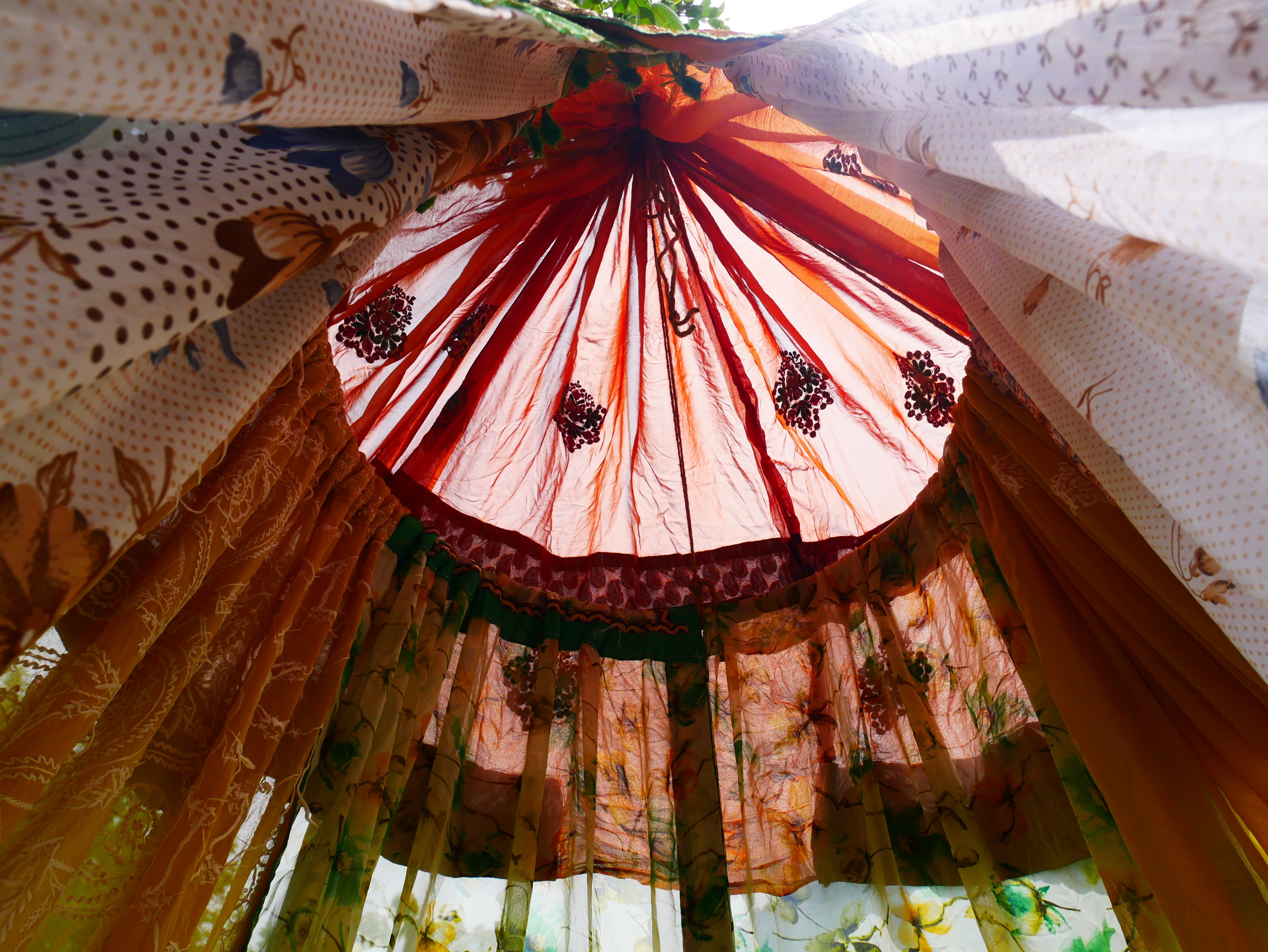 Boho Baldachin - Saree Zelt - Betthimmel | böhmische Hochzeitskulisse – Hippie-Dekor – Sitzbereich auf dem Boden | Meditationsraum - Shanti-Baldachin