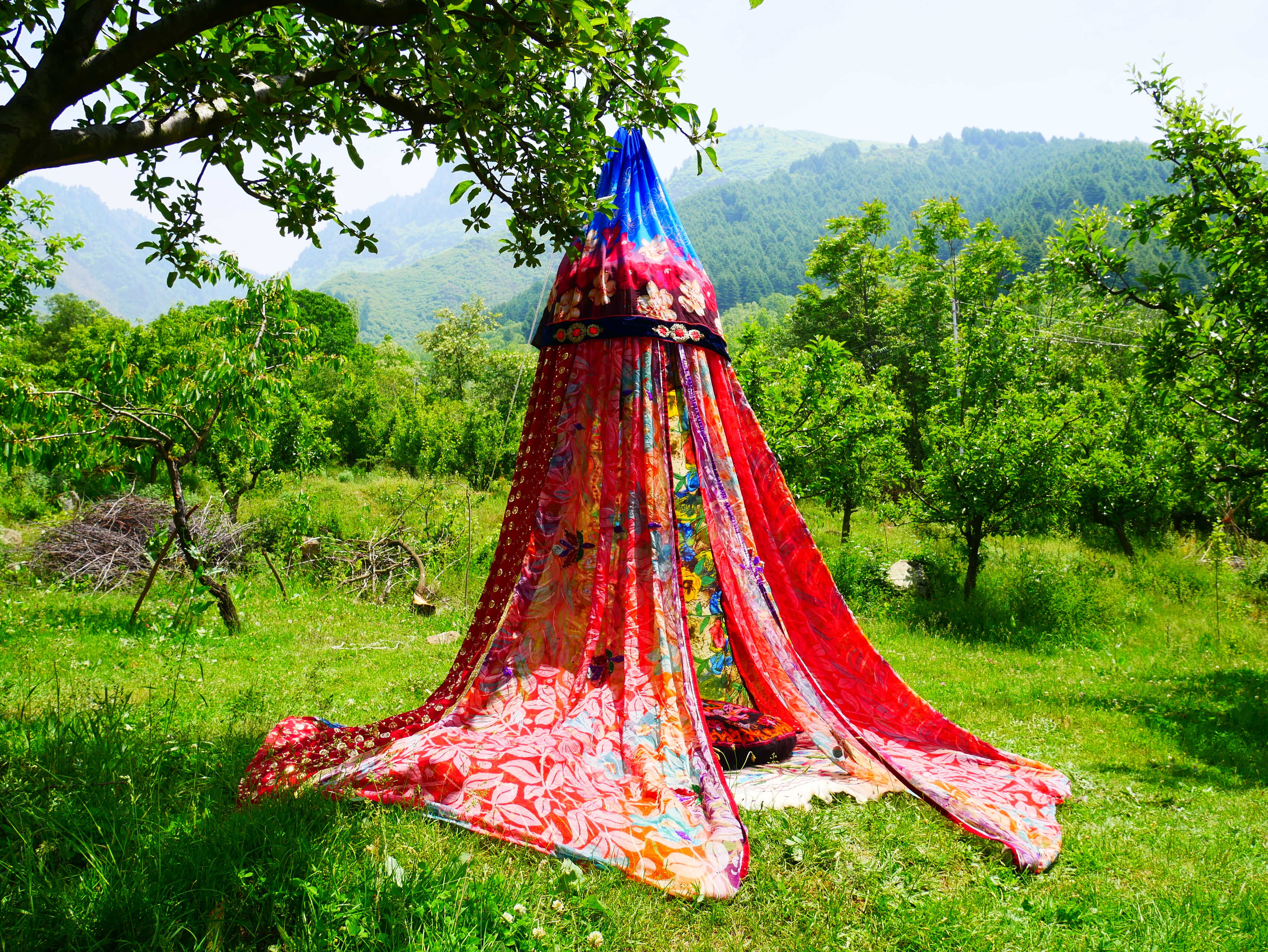 Boho Baldachin - Saree Zelt - Betthimmel | böhmische Hochzeitskulisse – Hippie-Dekor – Sitzbereich auf dem Boden | Meditationsraum - Shanti-Baldachin