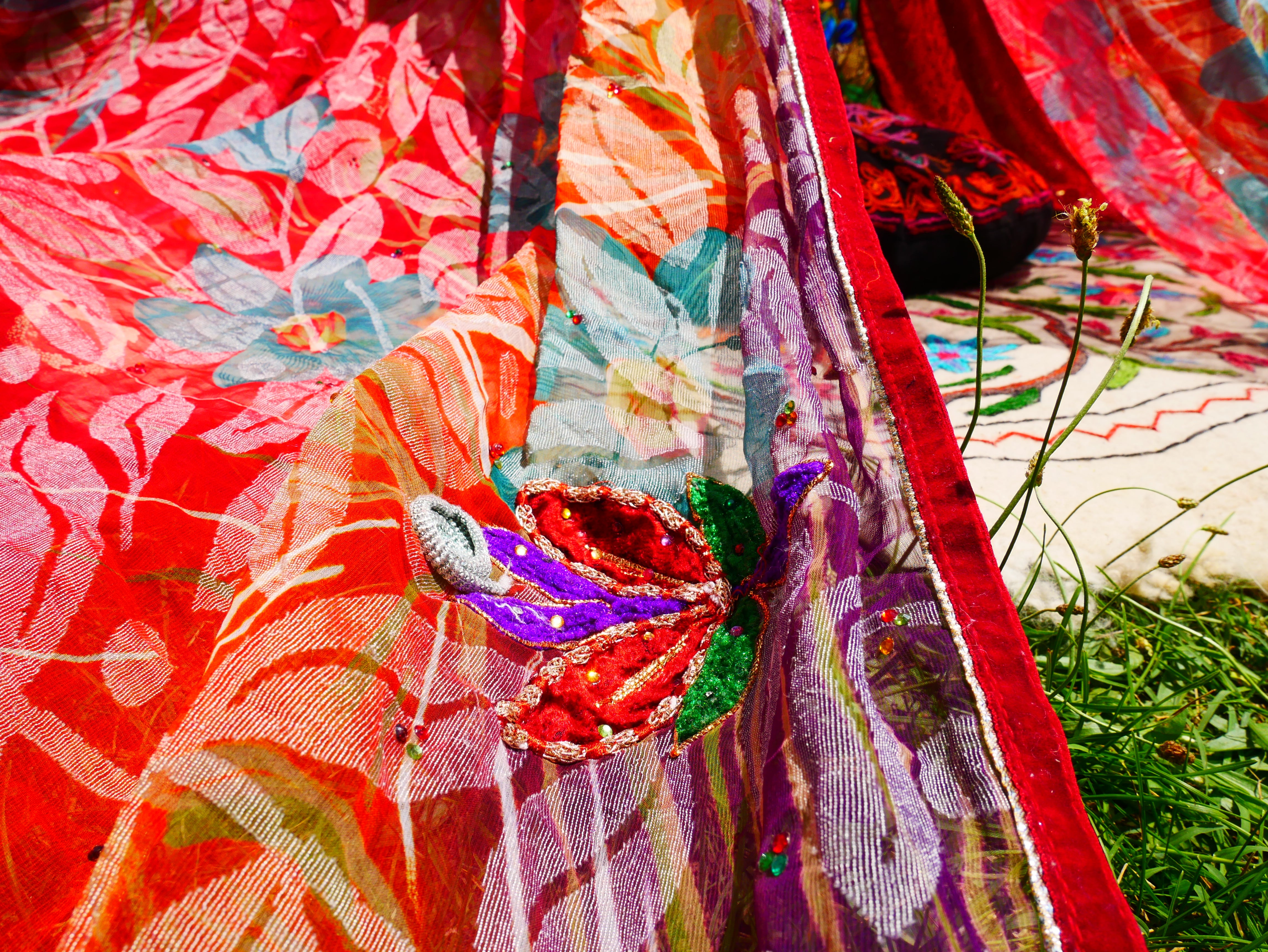 Boho Baldachin - Saree Zelt - Betthimmel | böhmische Hochzeitskulisse – Hippie-Dekor – Sitzbereich auf dem Boden | Meditationsraum - Shanti-Baldachin