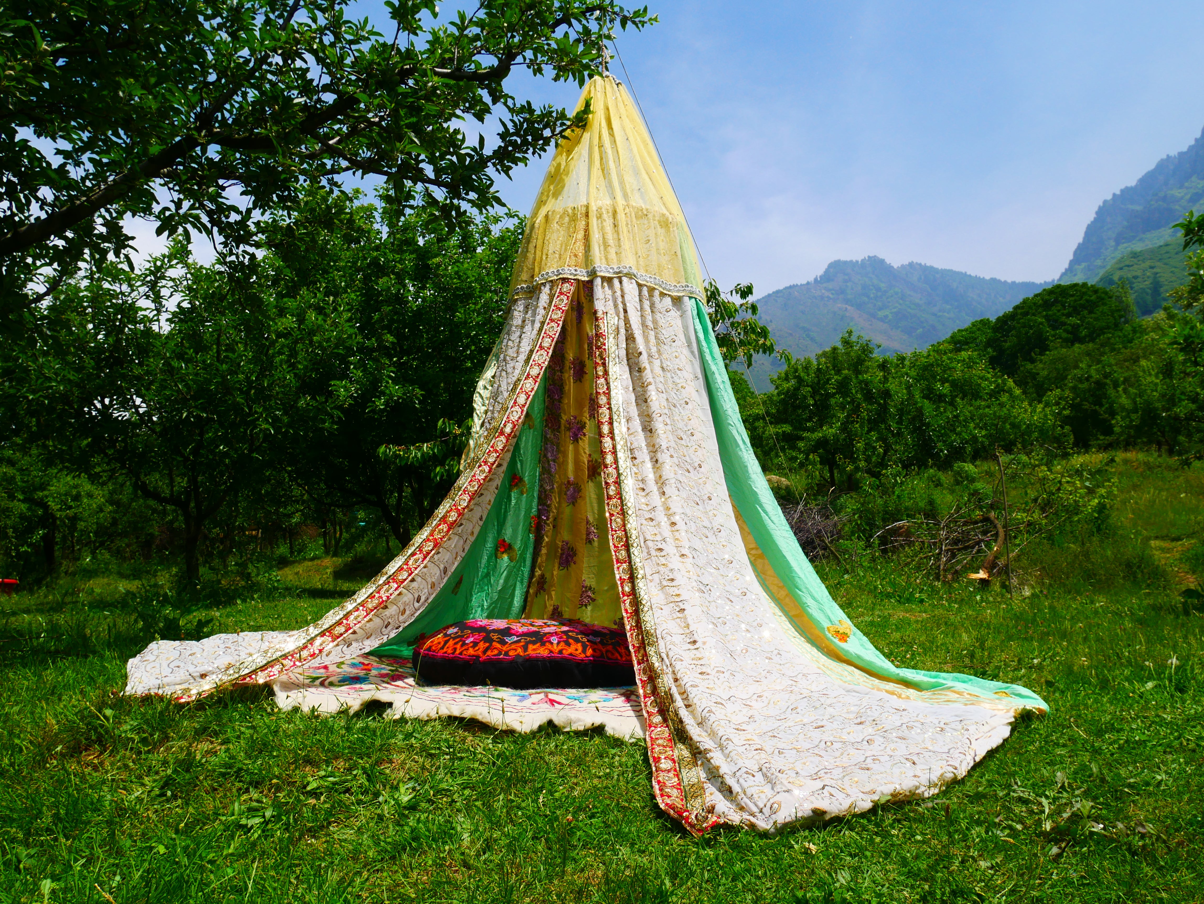 Wedding saree canopy - Saree tent - bed canopy  | hippie decor - Shanti baldachin for Meditation Spaces or Reading nooks