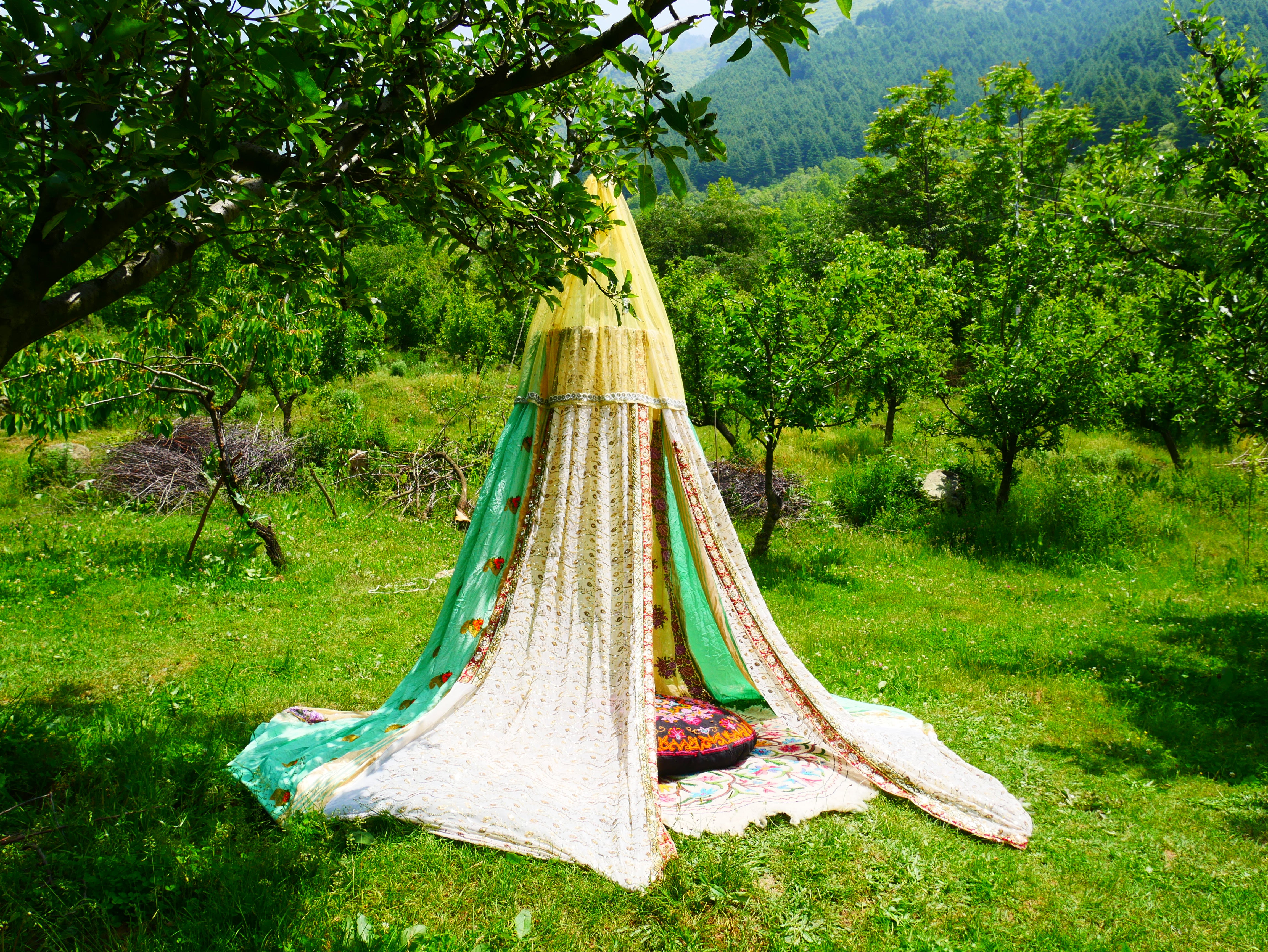 Wedding saree canopy - Saree tent - bed canopy  | hippie decor - Shanti baldachin for Meditation Spaces or Reading nooks
