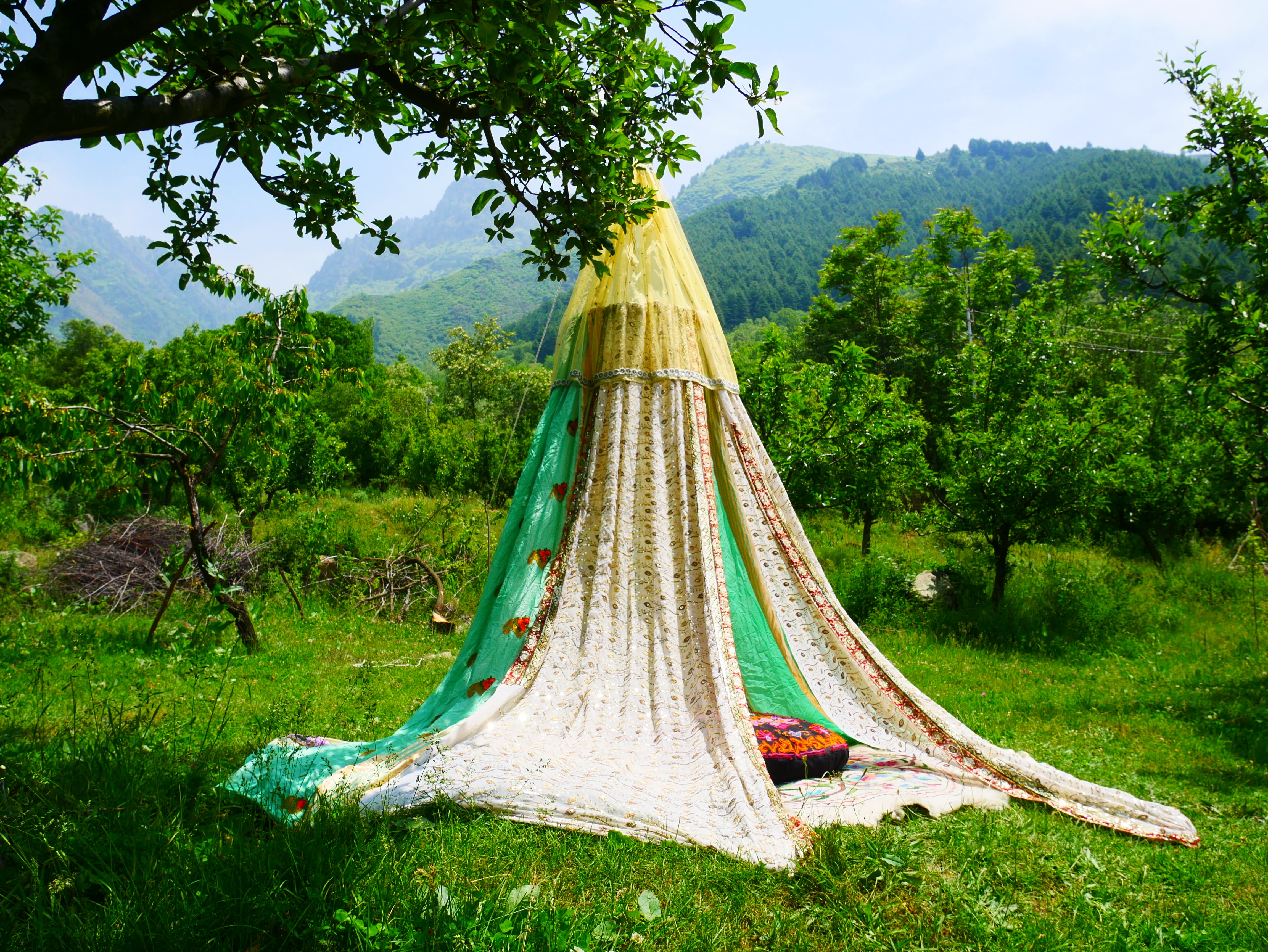 Boho Baldachin - Saree Zelt - Betthimmel | böhmische Hochzeitskulisse – Hippie-Dekor – Sitzbereich auf dem Boden | Meditationsraum - Shanti-Baldachin