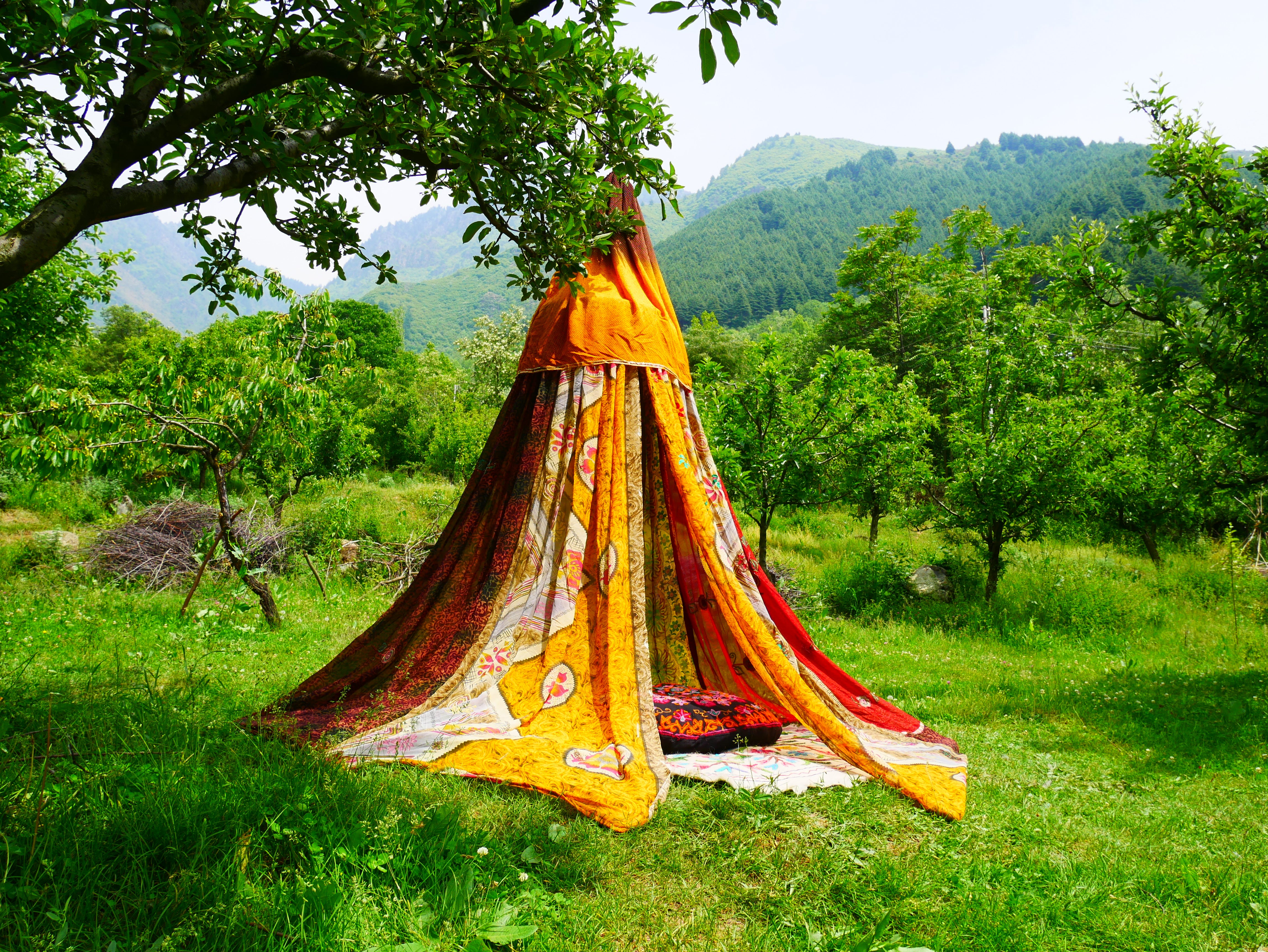Boho Baldachin - Saree Zelt - Betthimmel | böhmische Hochzeitskulisse – Hippie-Dekor – Sitzbereich auf dem Boden | Meditationsraum - Shanti-Baldachin