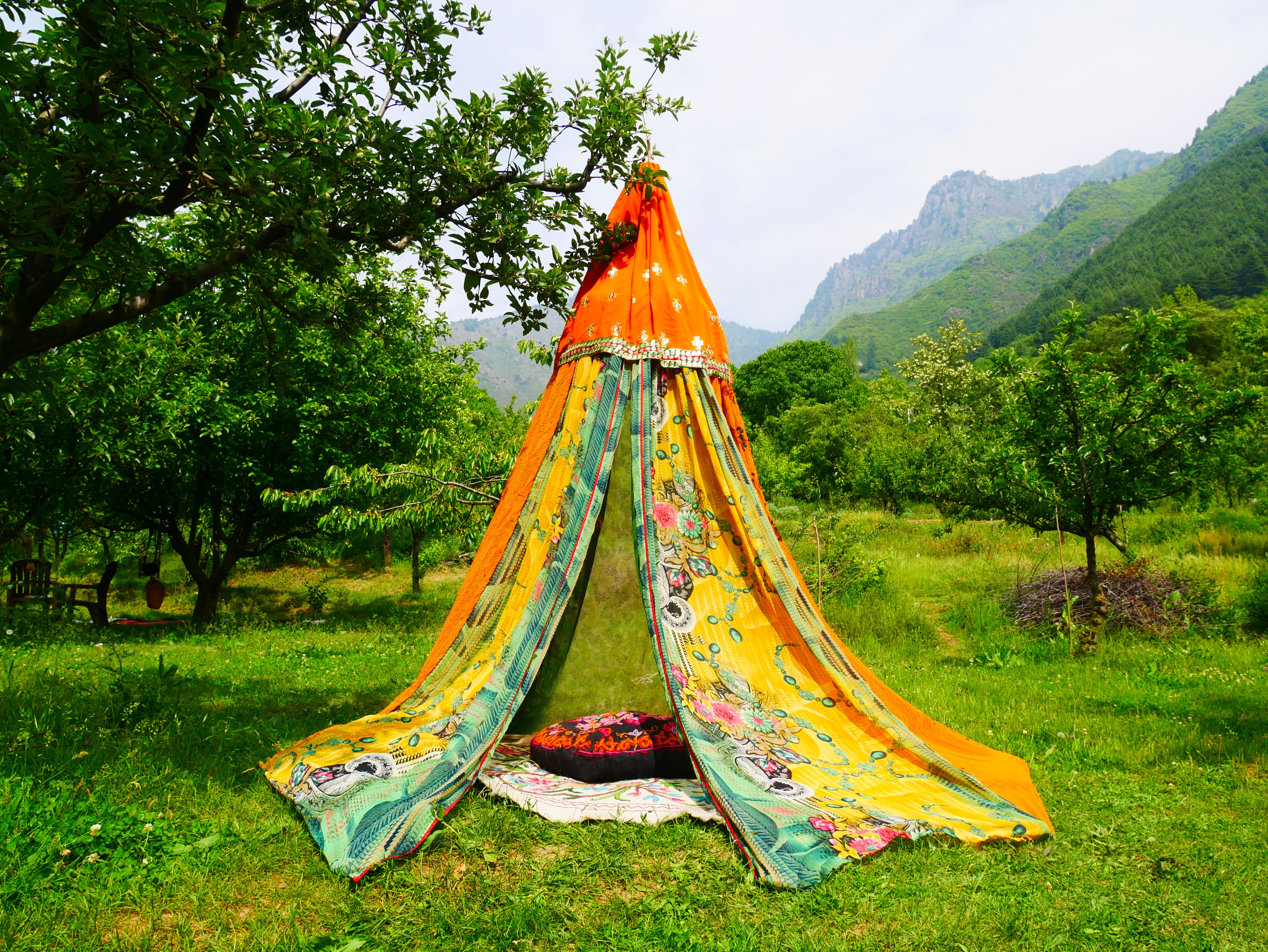 Boho Baldachin - Saree Zelt - Betthimmel | böhmische Hochzeitskulisse – Hippie-Dekor – Sitzbereich auf dem Boden | Meditationsraum - Shanti-Baldachin