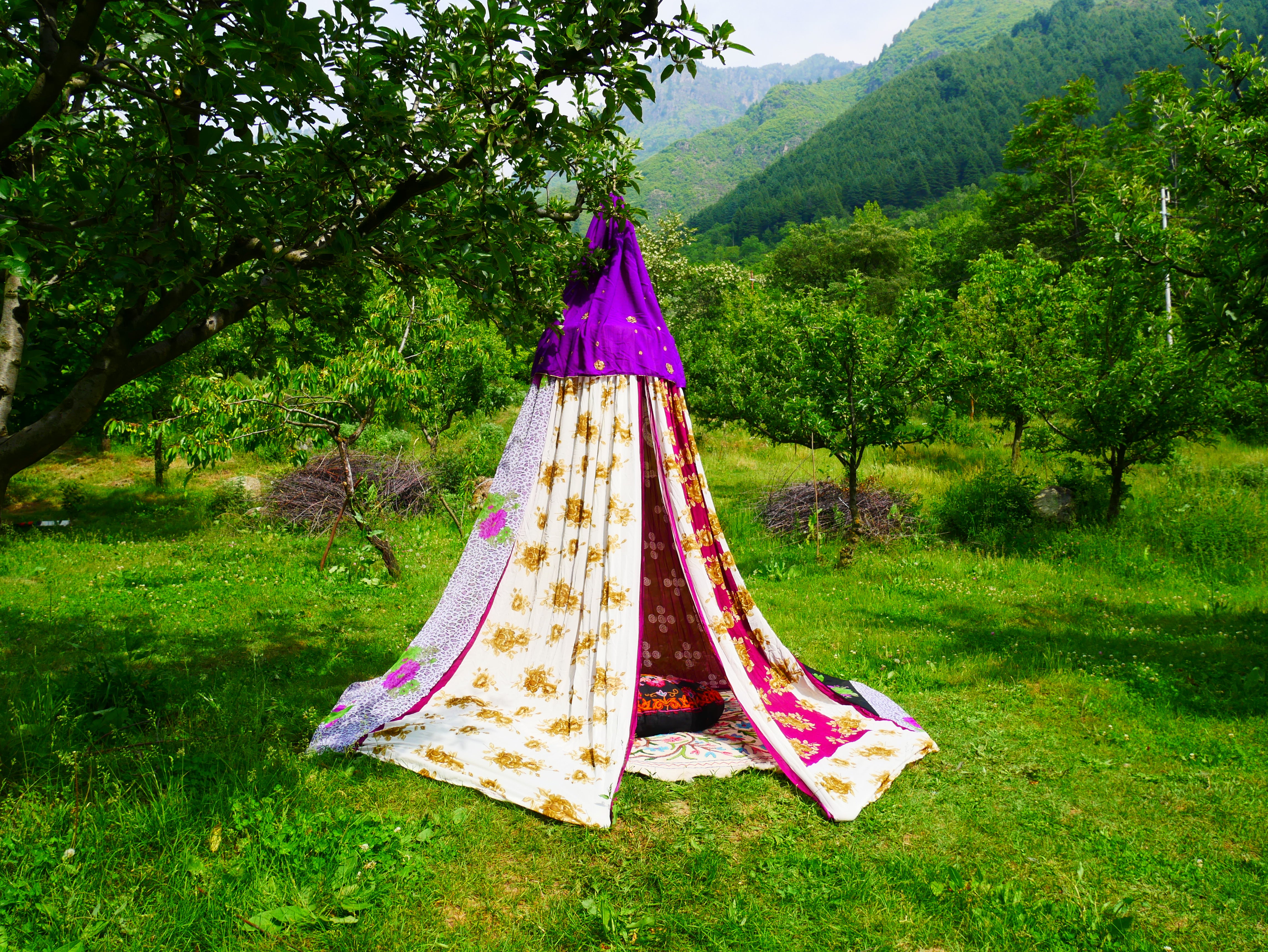 Boho Baldachin - Saree Zelt - Betthimmel | böhmische Hochzeitskulisse – Hippie-Dekor – Sitzbereich auf dem Boden | Meditationsraum - Shanti-Baldachin
