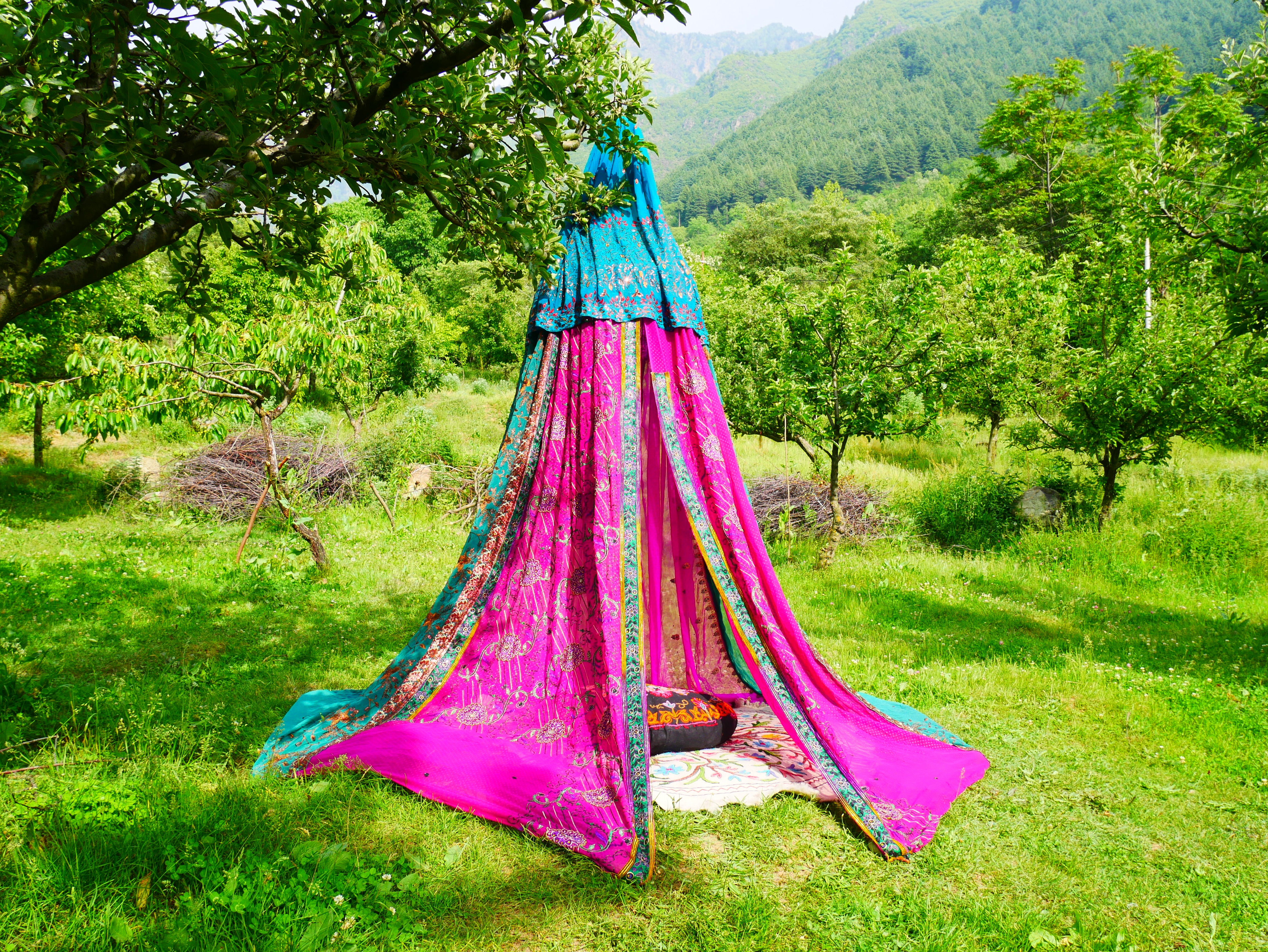 Boho Baldachin - Saree Zelt - Betthimmel | böhmische Hochzeitskulisse – Hippie-Dekor – Sitzbereich auf dem Boden | Meditationsraum - Shanti-Baldachin