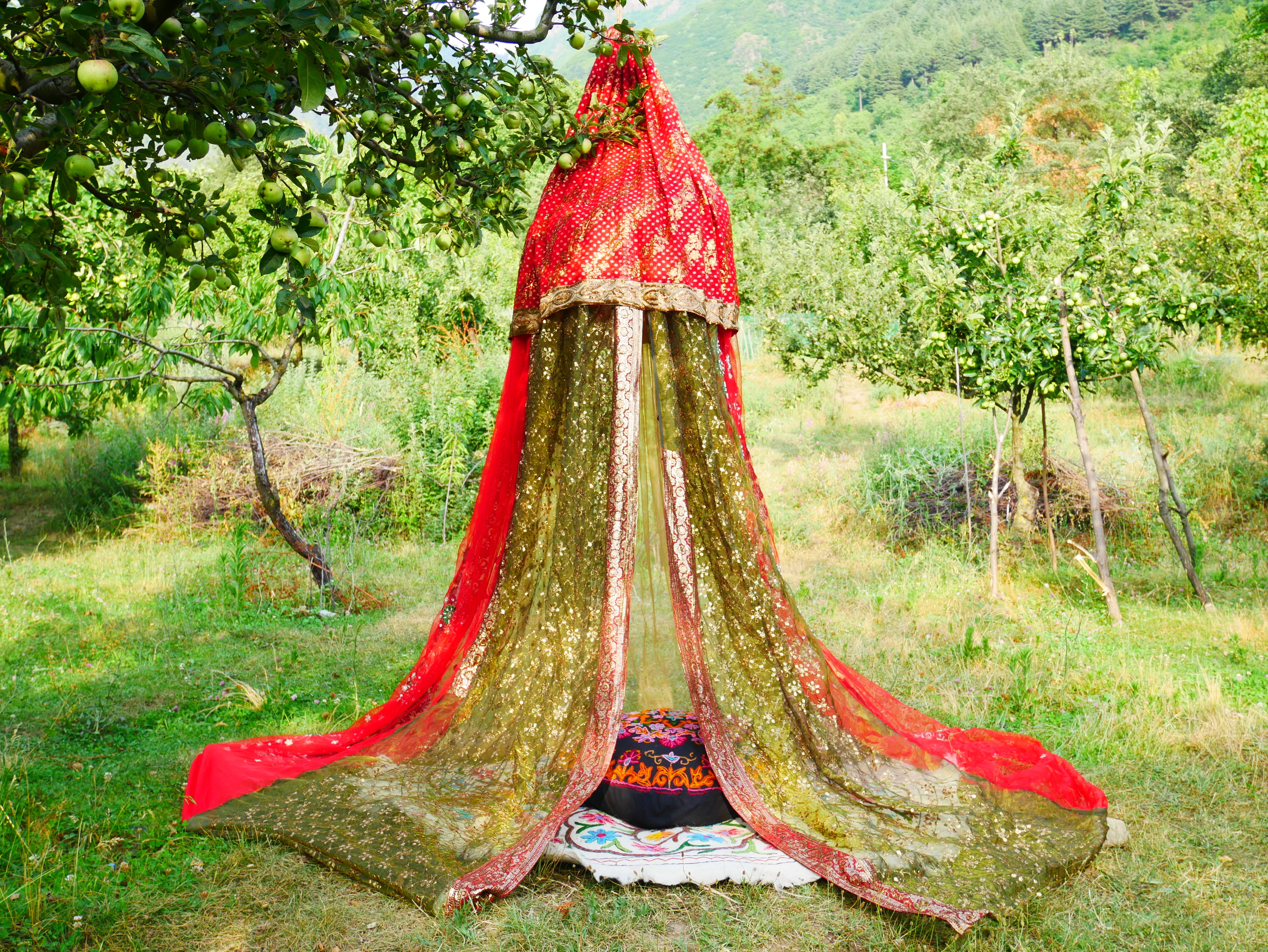 Boho Baldachin - Saree Zelt - Betthimmel | böhmische Hochzeitskulisse – Hippie-Dekor – Sitzbereich auf dem Boden | Meditationsraum - Shanti-Baldachin