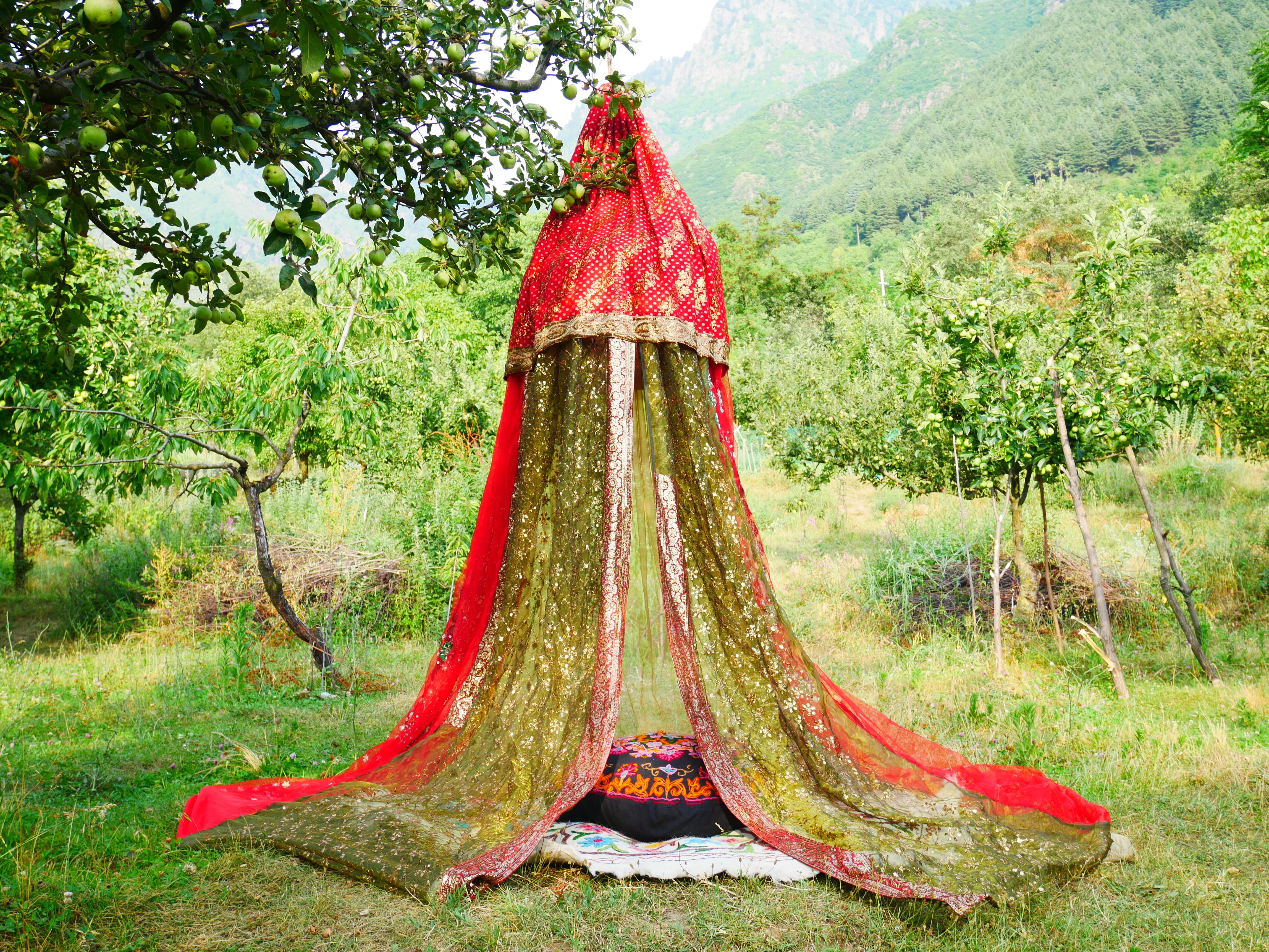 Boho Baldachin - Saree Zelt - Betthimmel | böhmische Hochzeitskulisse – Hippie-Dekor – Sitzbereich auf dem Boden | Meditationsraum - Shanti-Baldachin