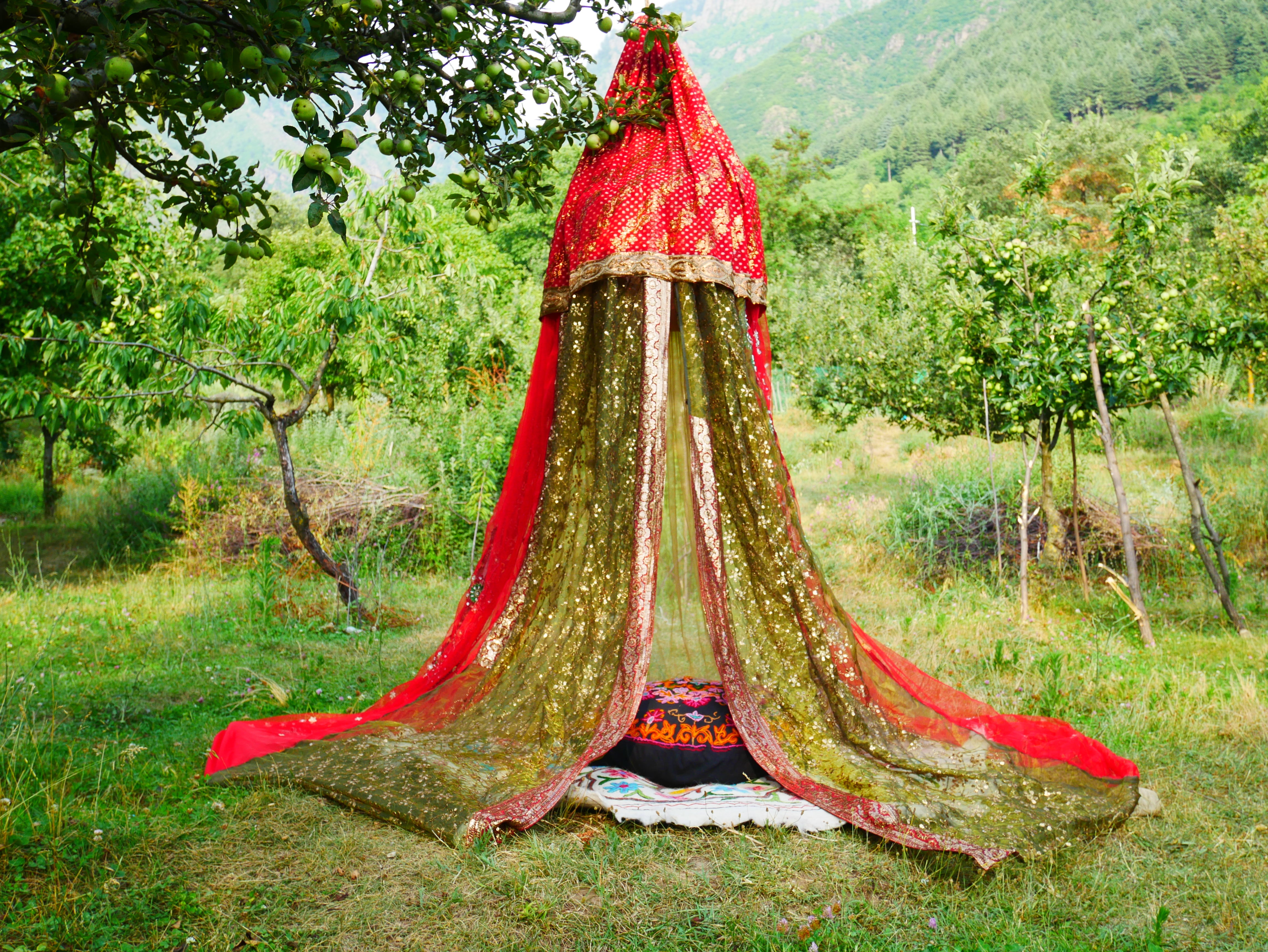 Boho Baldachin - Saree Zelt - Betthimmel | böhmische Hochzeitskulisse – Hippie-Dekor – Sitzbereich auf dem Boden | Meditationsraum - Shanti-Baldachin