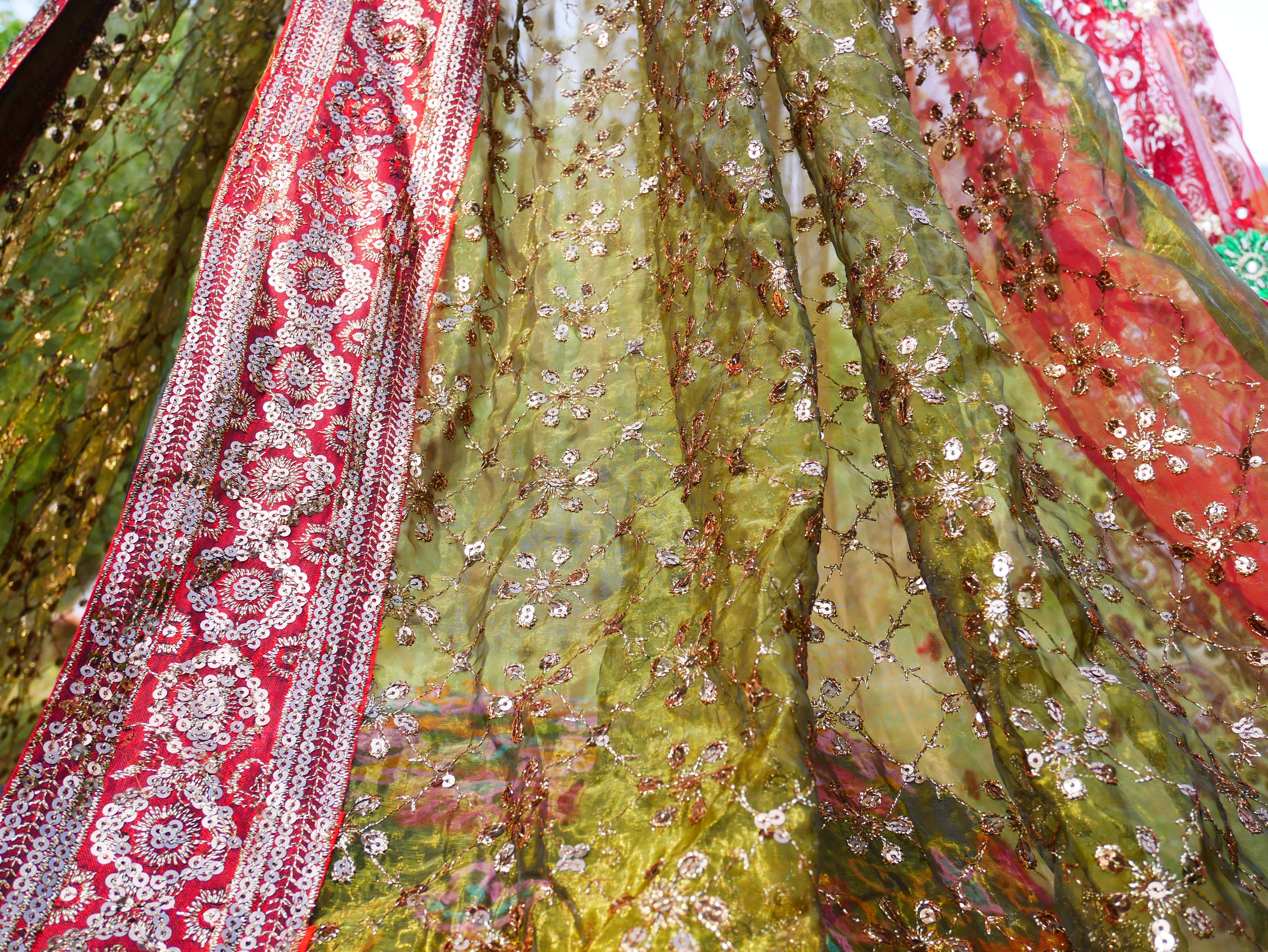 Boho Baldachin - Saree Zelt - Betthimmel | böhmische Hochzeitskulisse – Hippie-Dekor – Sitzbereich auf dem Boden | Meditationsraum - Shanti-Baldachin