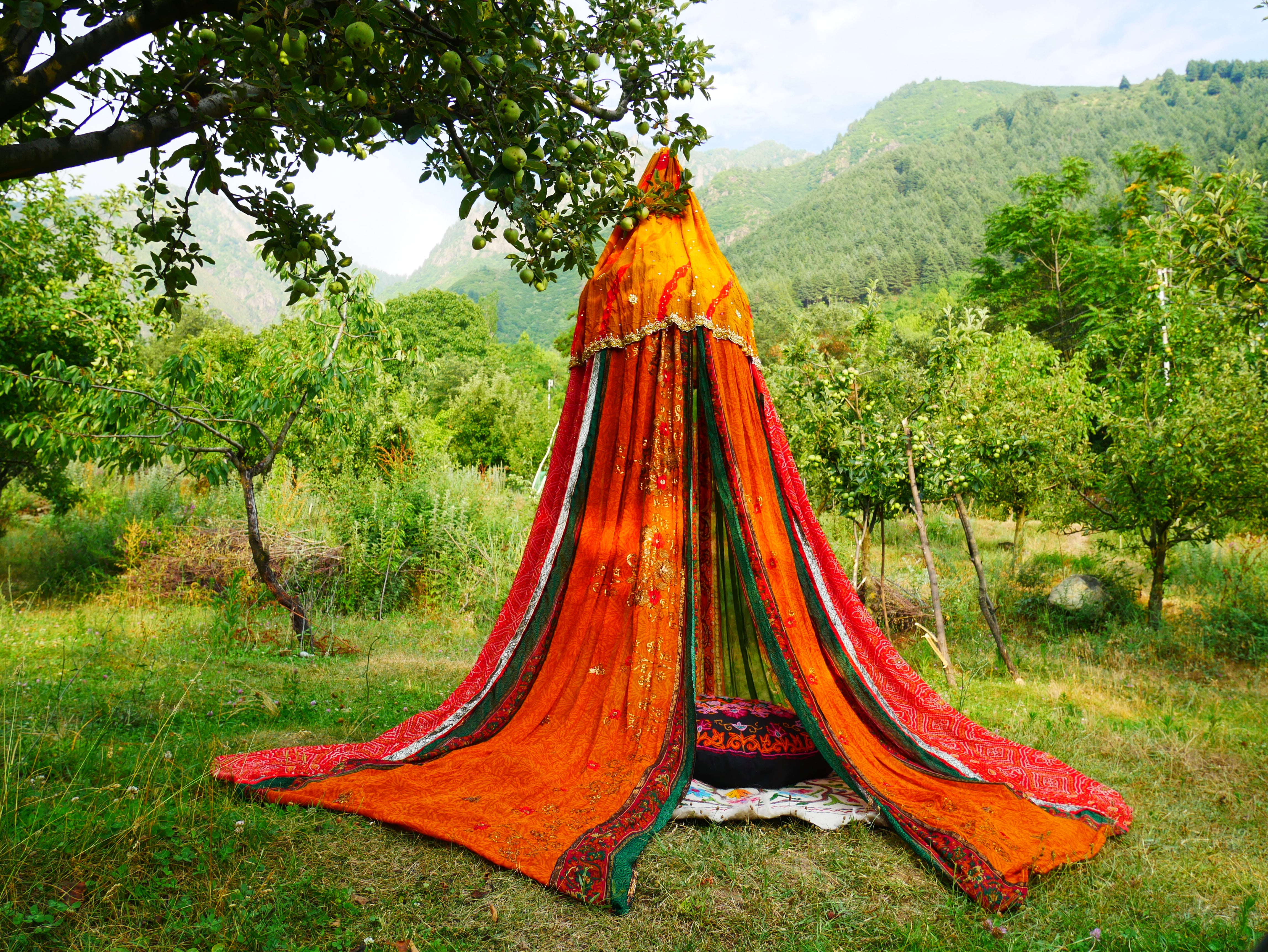 Tienda Shanti Canopy para sari - dosel para cama | Baldaquino de Cachemira para espacios de meditación o rincones de lectura