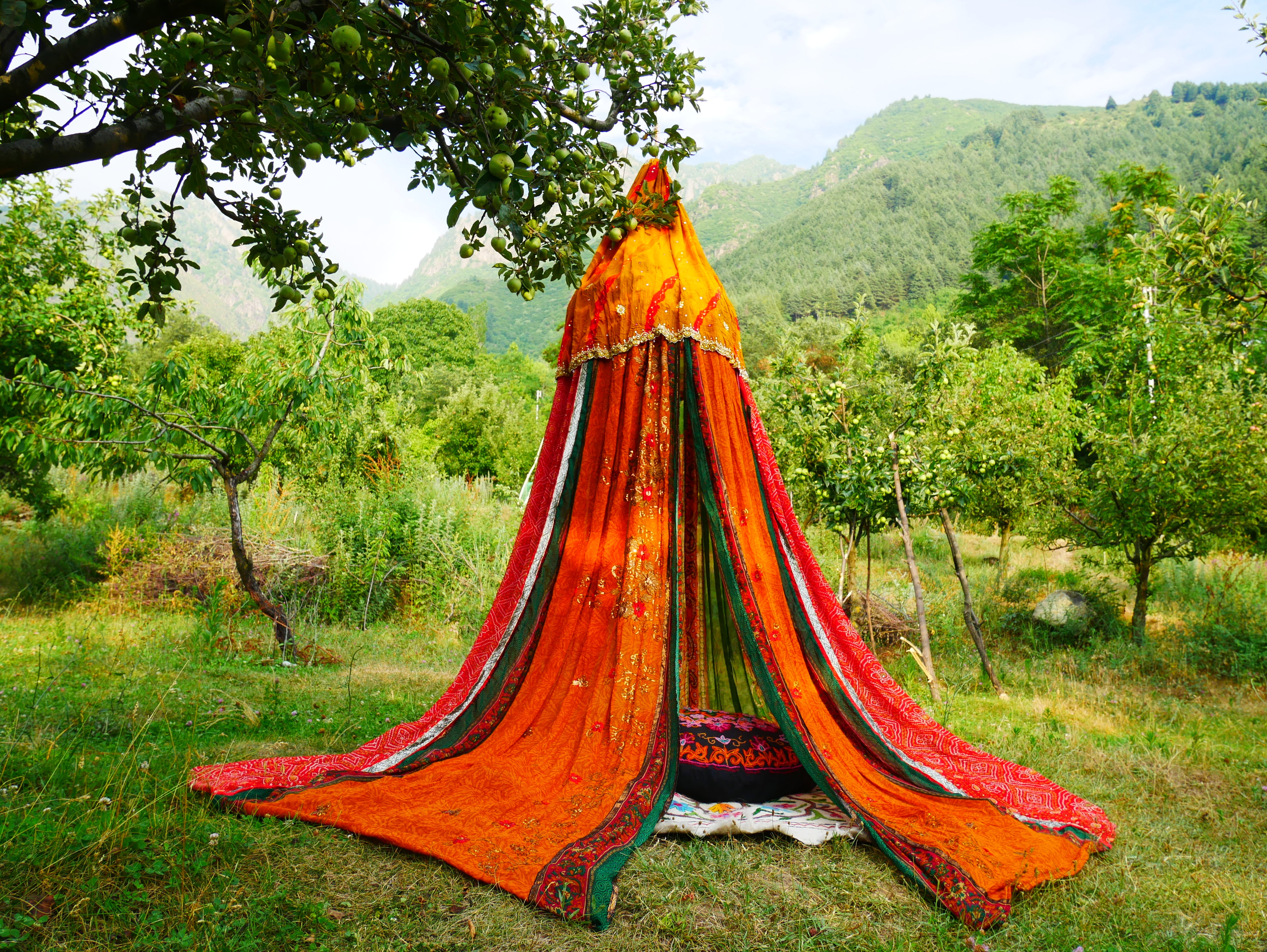 Boho Baldachin - Saree Zelt - Betthimmel | böhmische Hochzeitskulisse – Hippie-Dekor – Sitzbereich auf dem Boden | Meditationsraum - Shanti-Baldachin