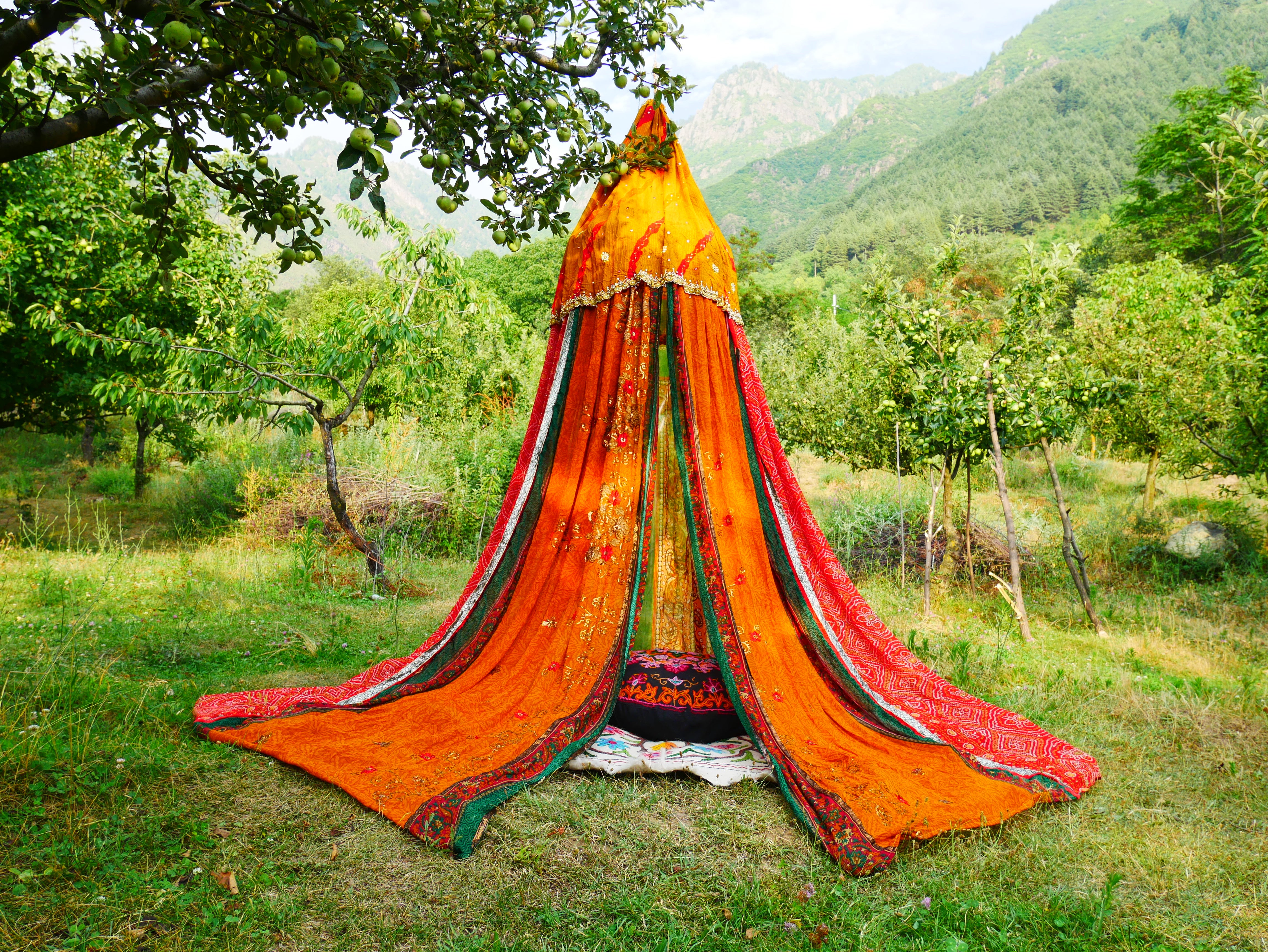 Tienda Shanti Canopy para sari - dosel para cama | Baldaquino de Cachemira para espacios de meditación o rincones de lectura