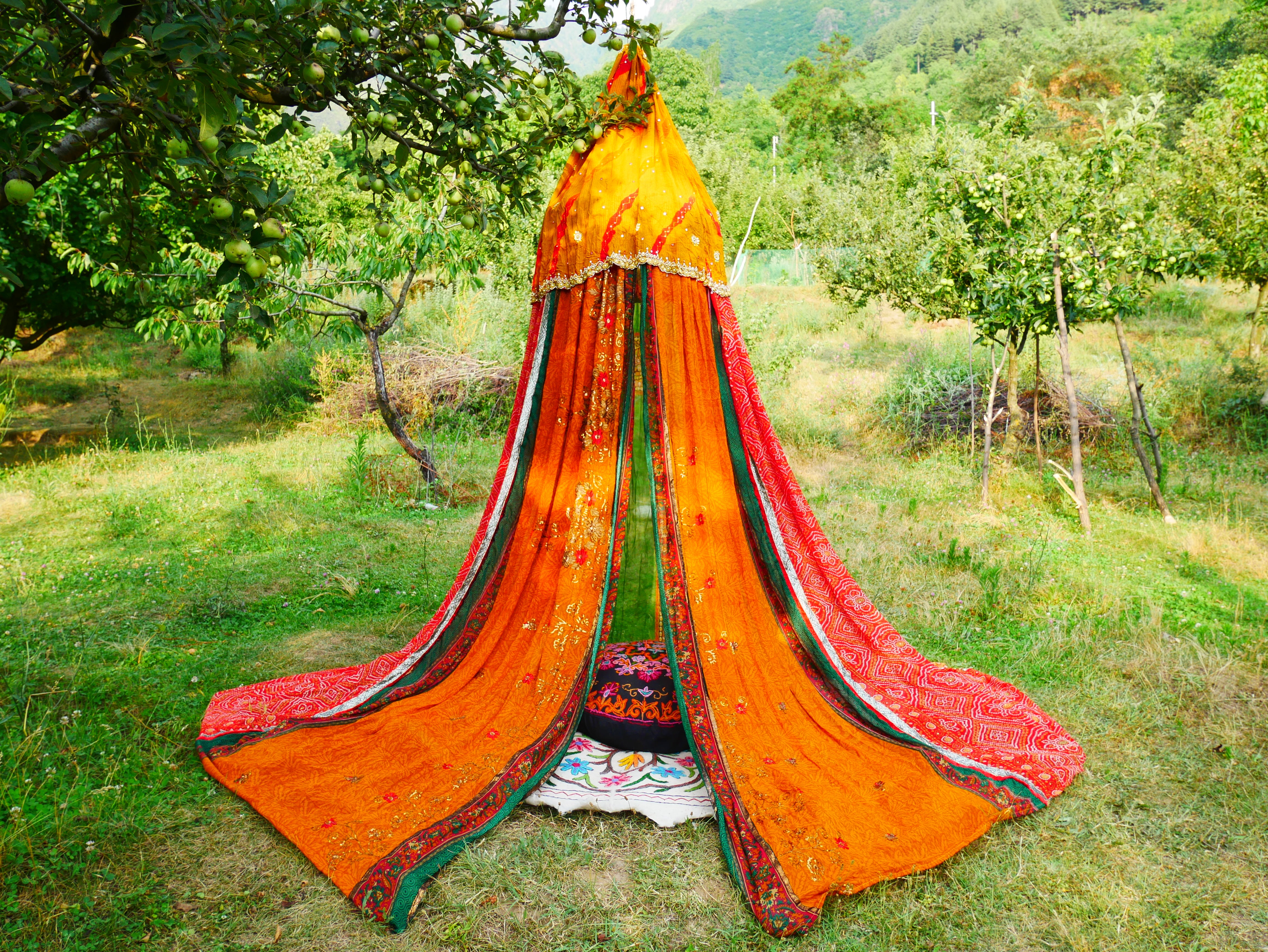 Tienda Shanti Canopy para sari - dosel para cama | Baldaquino de Cachemira para espacios de meditación o rincones de lectura