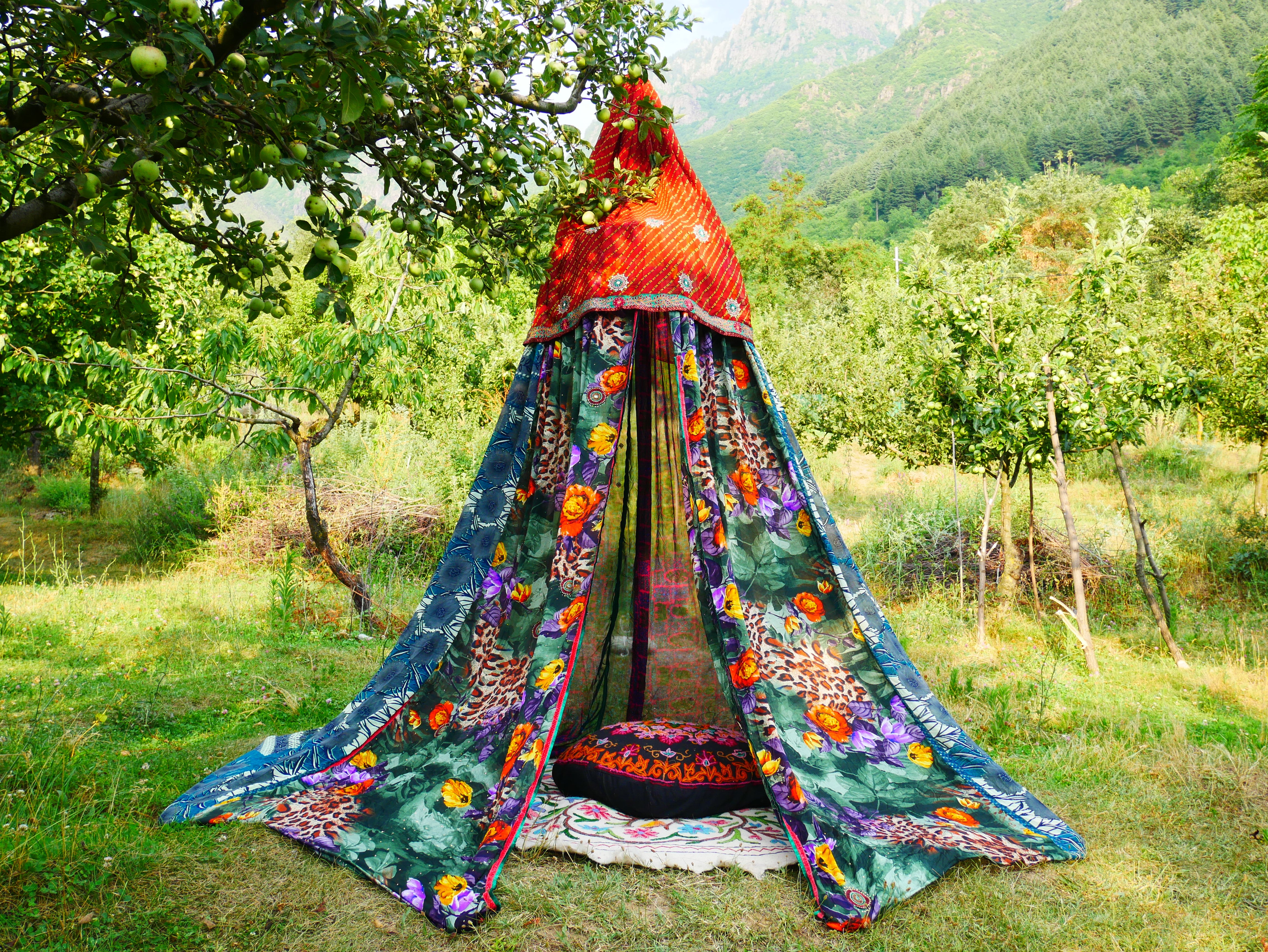 Boho Baldachin - Saree Zelt - Betthimmel | böhmische Hochzeitskulisse | Indisches Hippie-Dekor – Sitzbereich auf dem Boden | Meditationsraum - Glamping