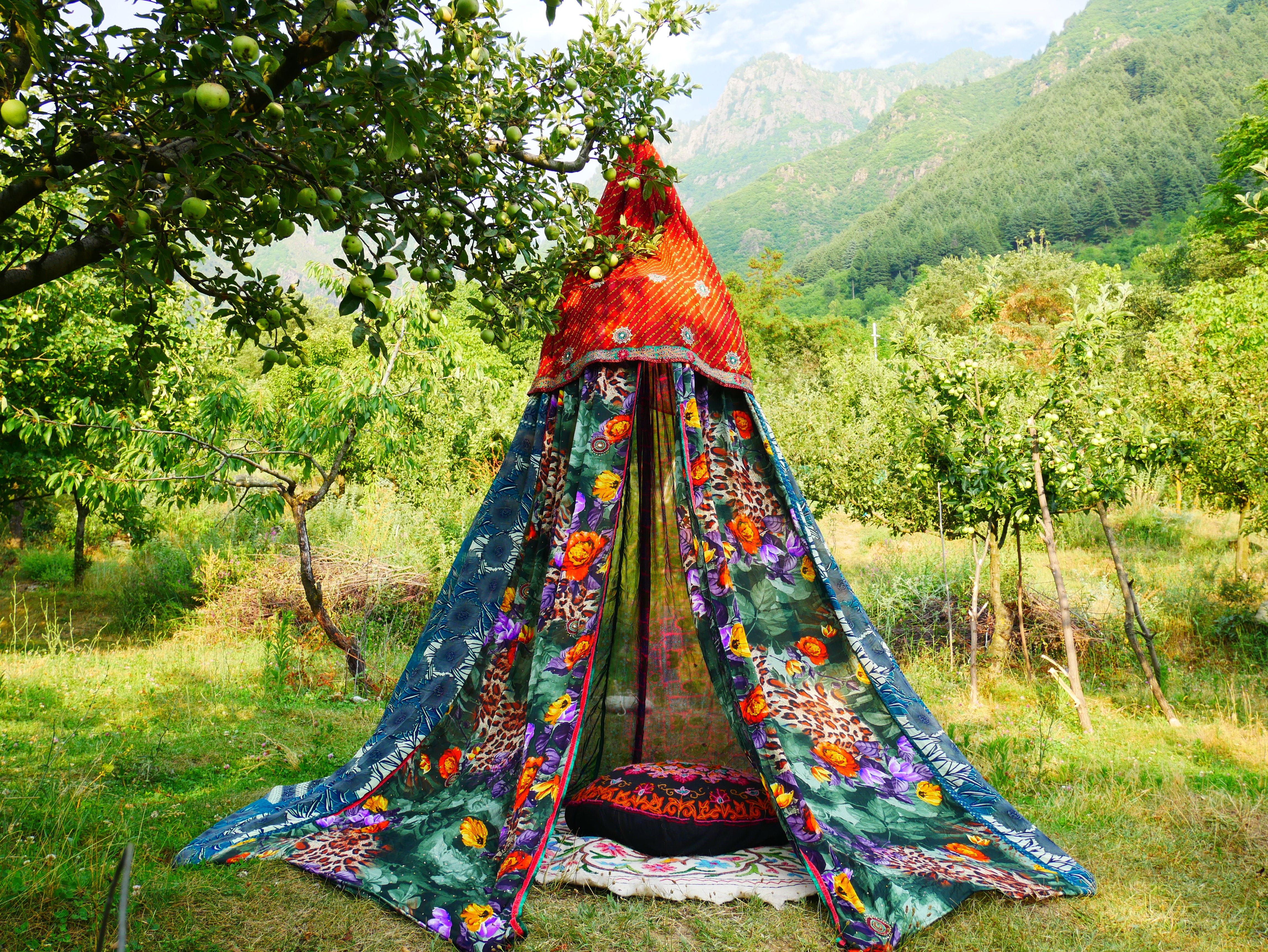 Boho Baldachin - Saree Zelt - Betthimmel | böhmische Hochzeitskulisse | Indisches Hippie-Dekor – Sitzbereich auf dem Boden | Meditationsraum - Glamping
