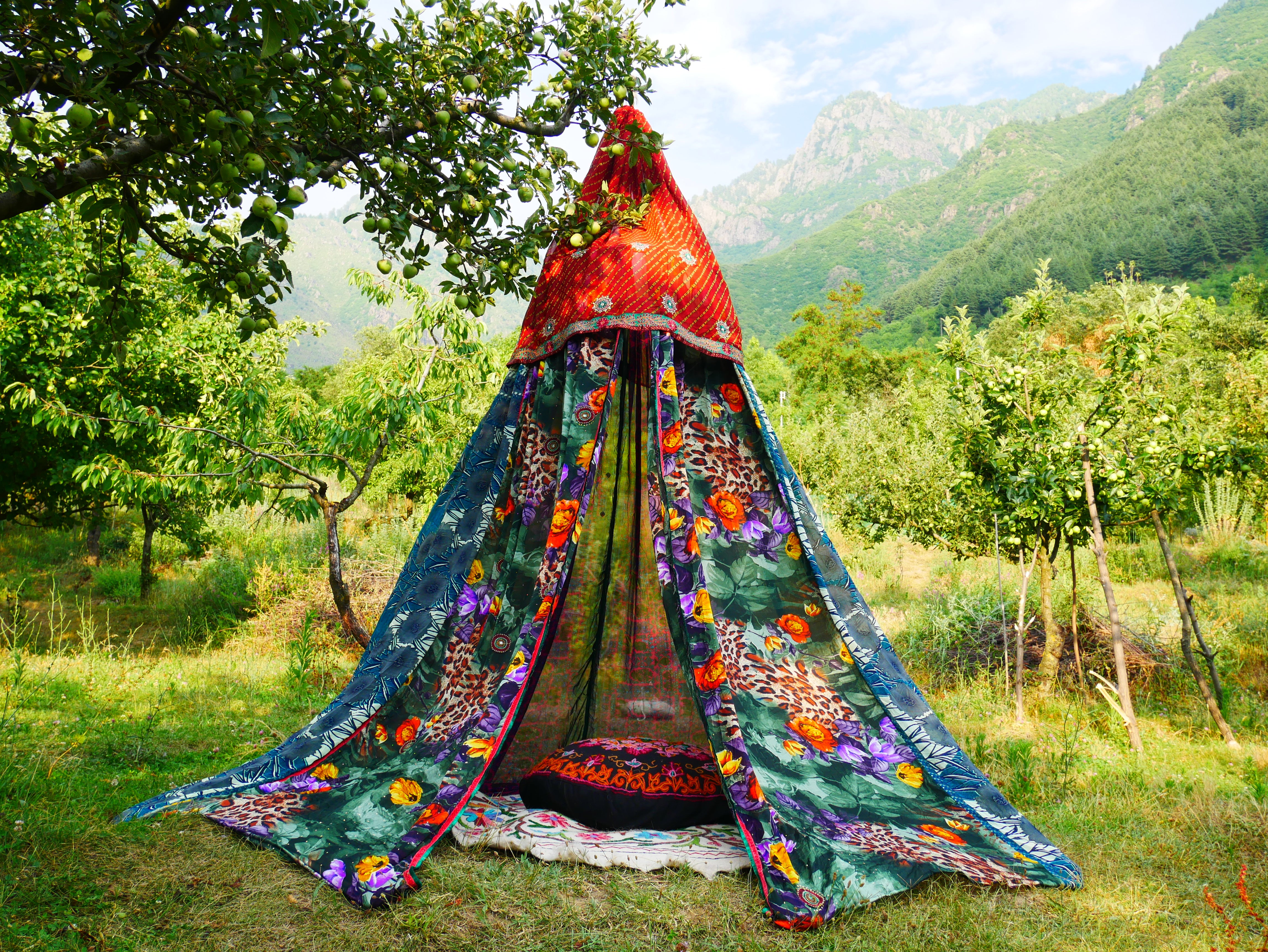 Boho Baldachin - Saree Zelt - Betthimmel | böhmische Hochzeitskulisse | Indisches Hippie-Dekor – Sitzbereich auf dem Boden | Meditationsraum - Glamping