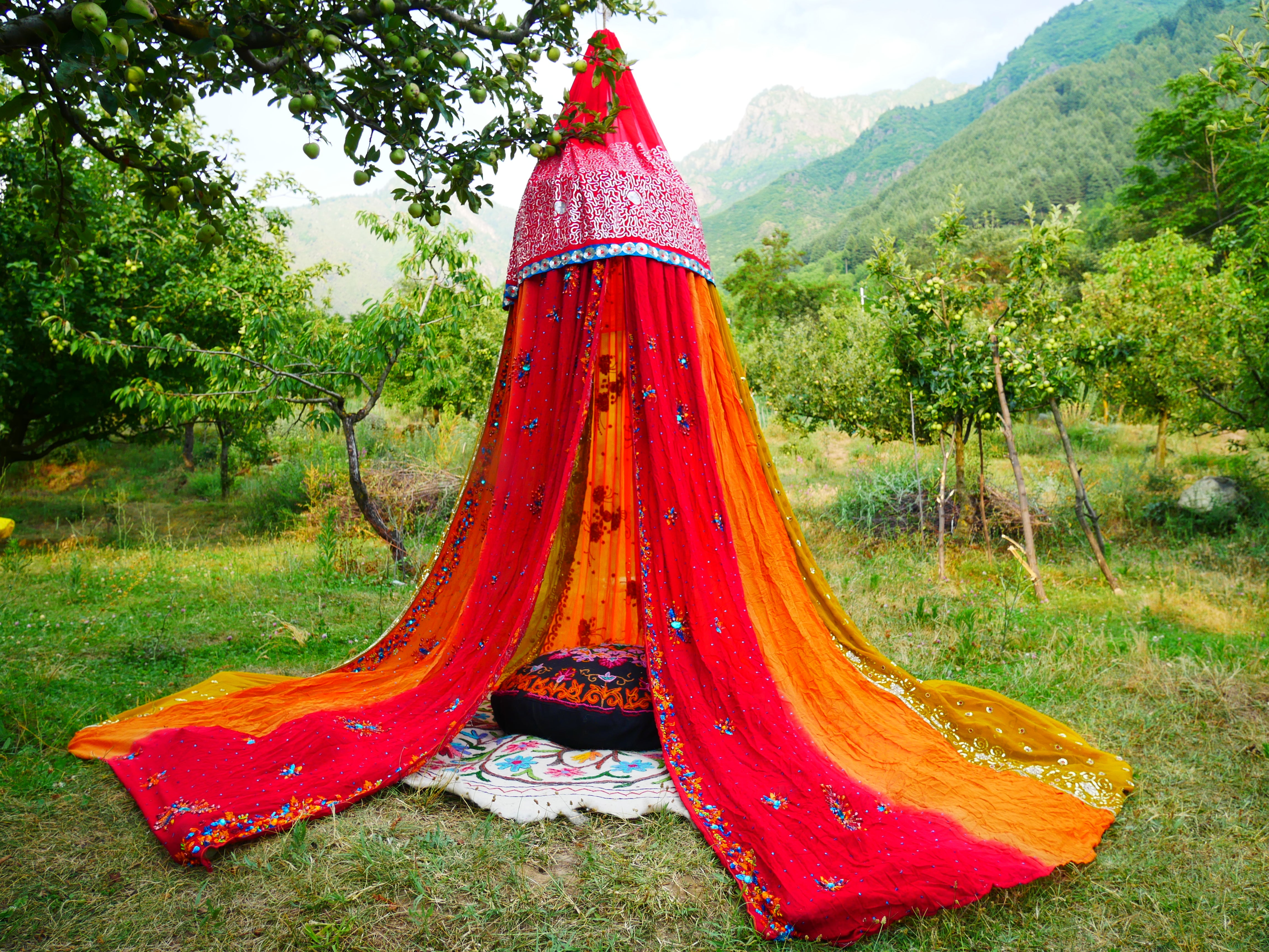 Boho Baldachin - Saree Zelt - Betthimmel | böhmische Hochzeitskulisse – Hippie-Dekor – Sitzbereich auf dem Boden | Meditationsraum - Shanti-Baldachin