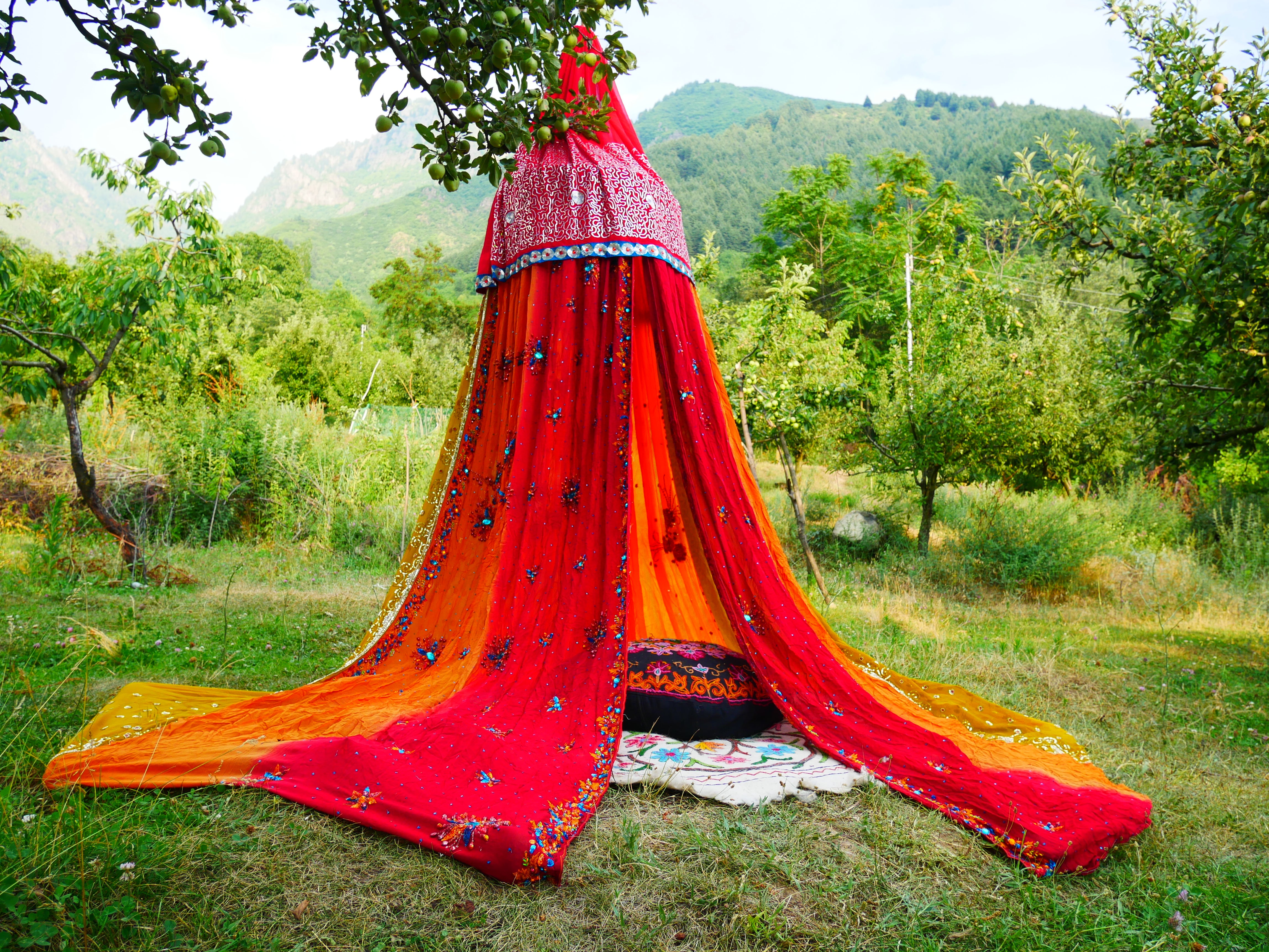 Boho Baldachin - Saree Zelt - Betthimmel | böhmische Hochzeitskulisse – Hippie-Dekor – Sitzbereich auf dem Boden | Meditationsraum - Shanti-Baldachin