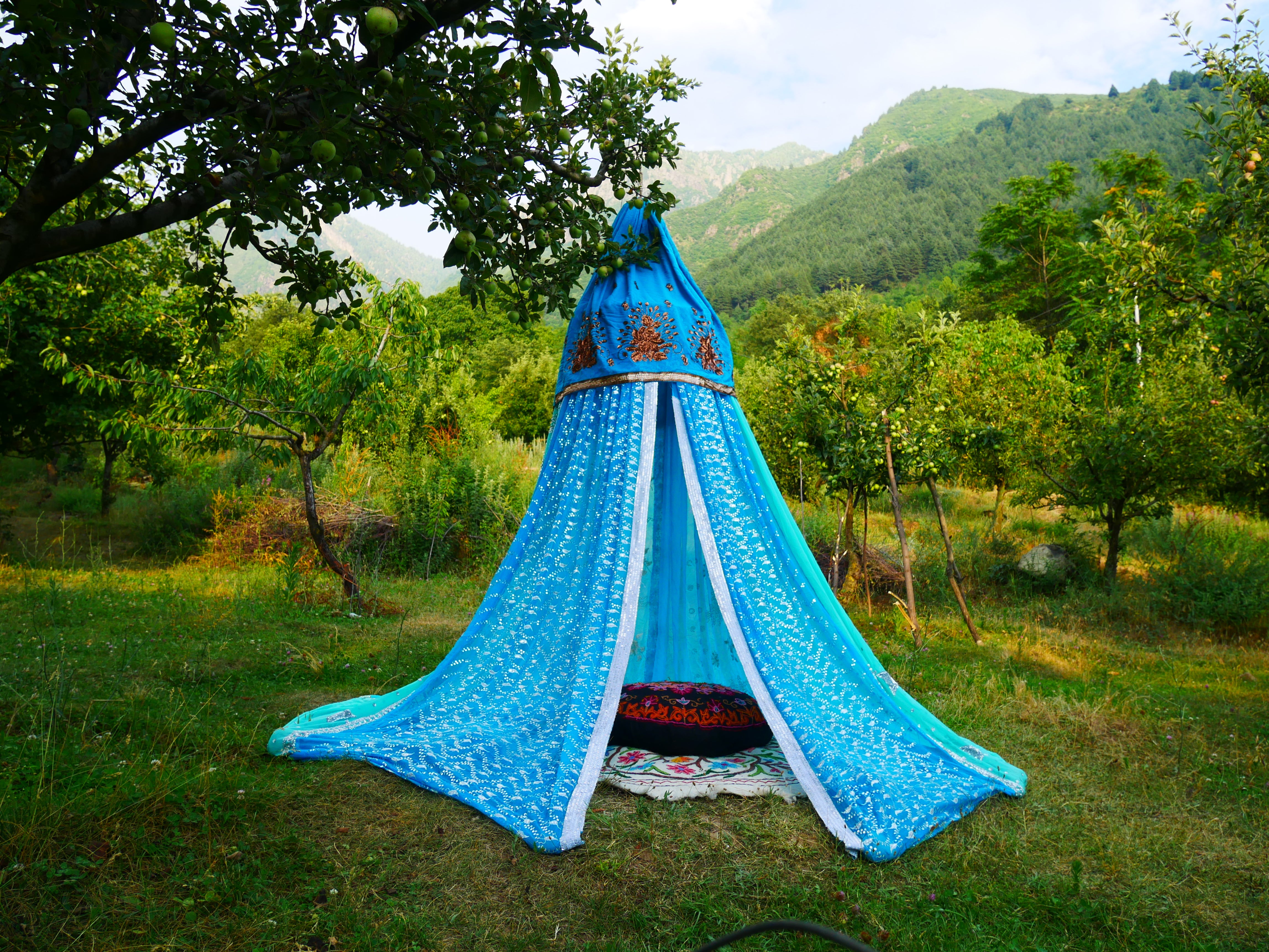 Boho Baldachin - Saree Zelt - Betthimmel | böhmische Hochzeitskulisse – Hippie-Dekor – Sitzbereich auf dem Boden | Meditationsraum - Shanti-Baldachin