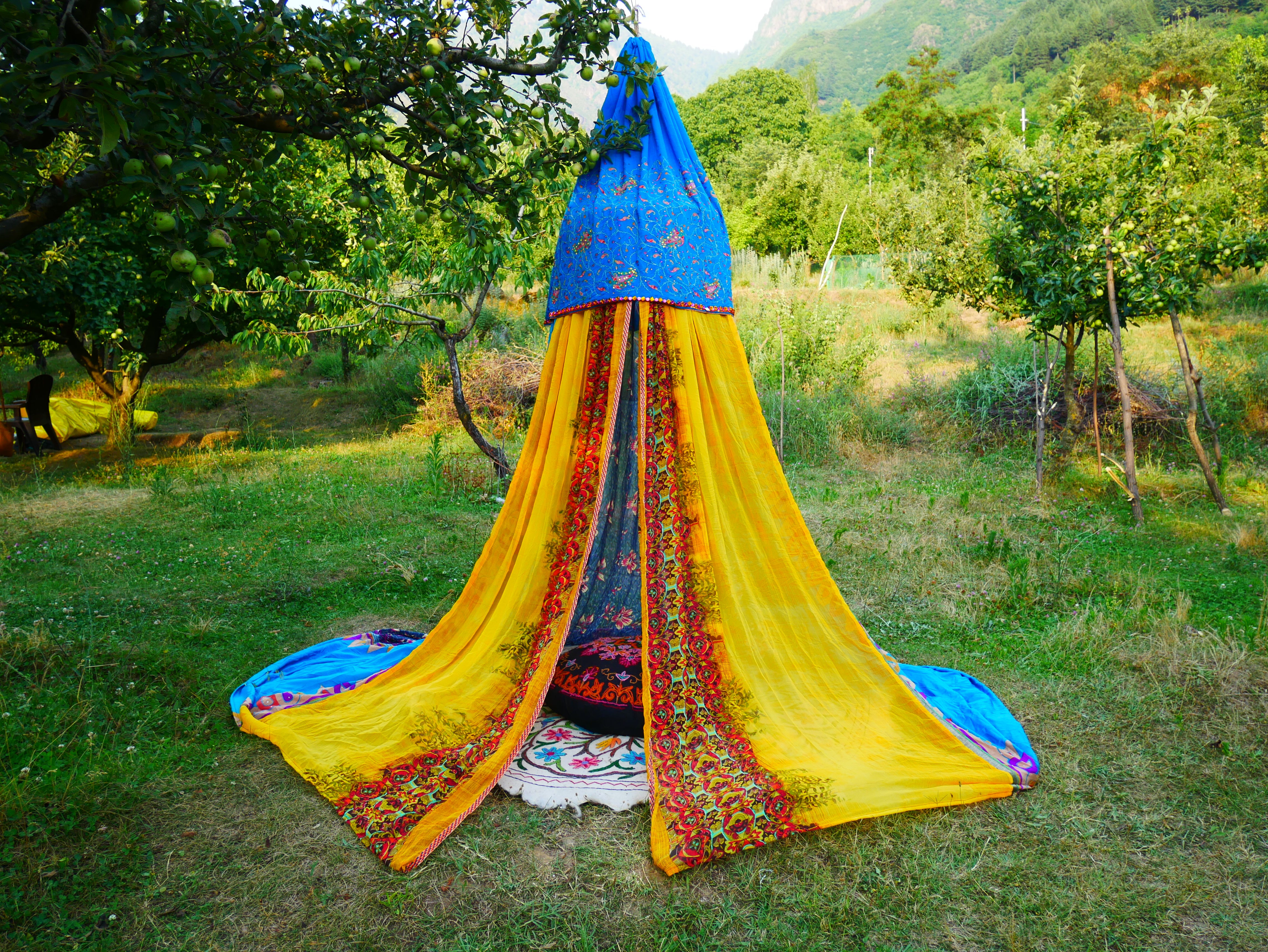 Tienda de sari con dosel kashmiri - Dosel para cama | Decoración para festivales o glamping - Dosel Shanti para espacios de meditación o tienda de juegos para niños