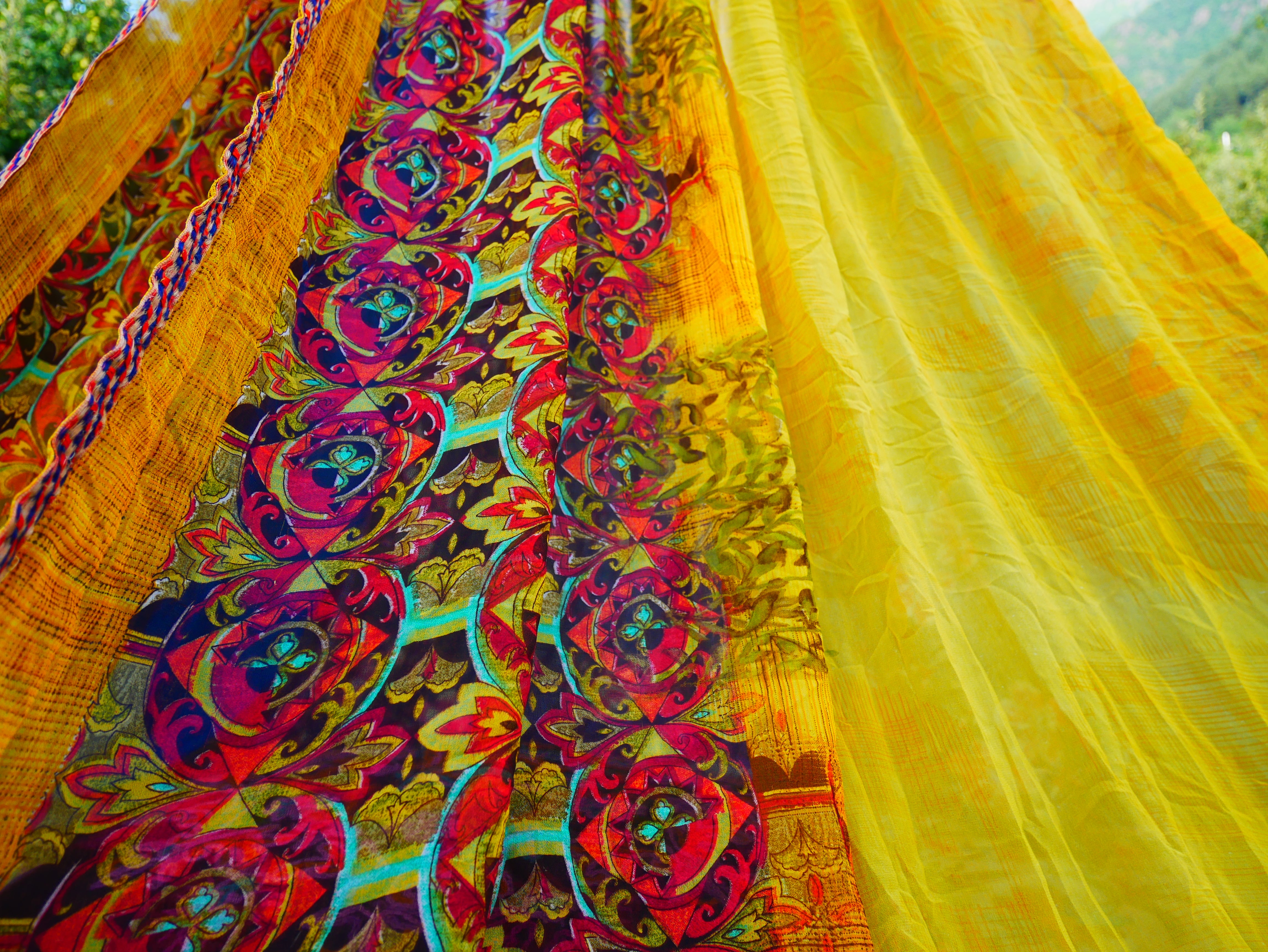 Tienda de sari con dosel kashmiri - Dosel para cama | Decoración para festivales o glamping - Dosel Shanti para espacios de meditación o tienda de juegos para niños