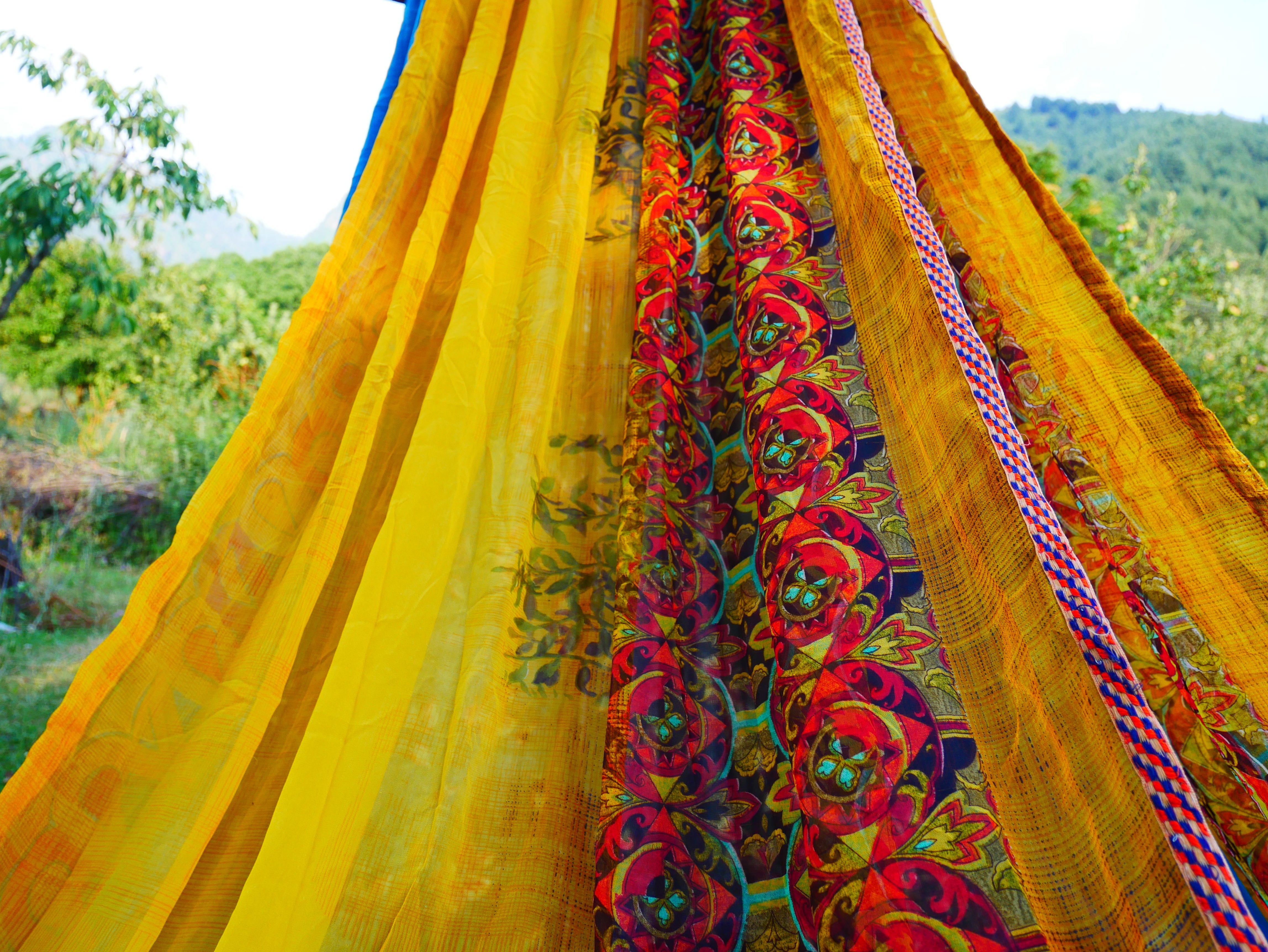Tienda de sari con dosel kashmiri - Dosel para cama | Decoración para festivales o glamping - Dosel Shanti para espacios de meditación o tienda de juegos para niños
