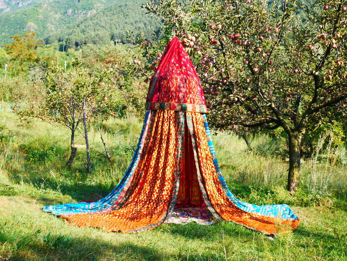 Boho Baldachin - Saree Zelt - Betthimmel | böhmische Hochzeitskulisse – Hippie-Dekor – Sitzbereich auf dem Boden | Meditationsraum - Shanti-Baldachin