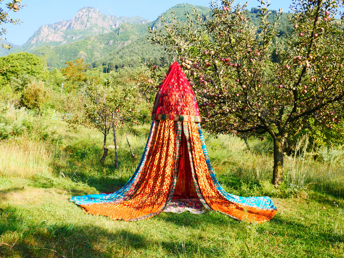 Boho Baldachin - Saree Zelt - Betthimmel | böhmische Hochzeitskulisse – Hippie-Dekor – Sitzbereich auf dem Boden | Meditationsraum - Shanti-Baldachin