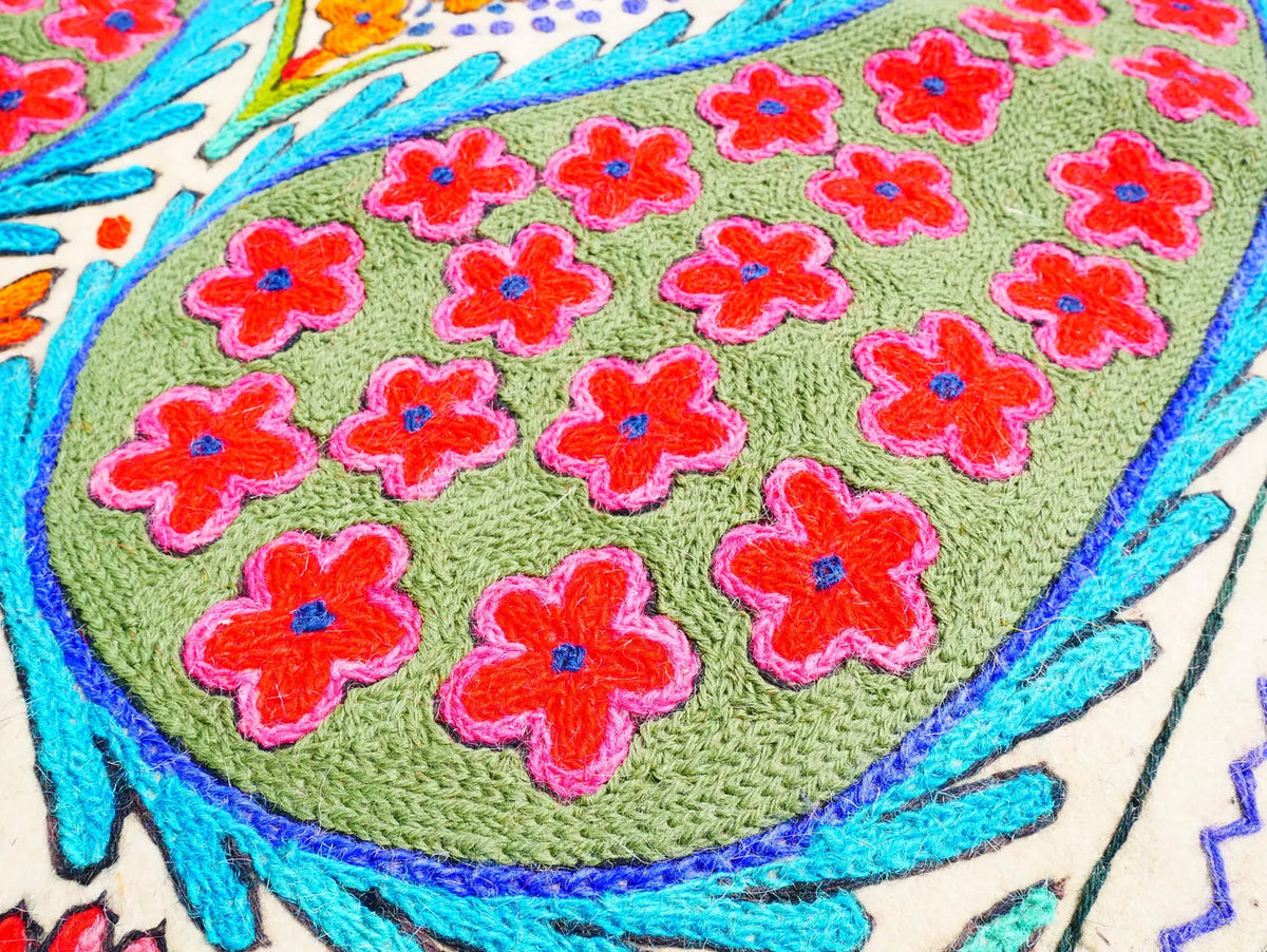 Gefilzter Wollteppich "Bergblume" | Bunter Teppich "Namda" aus Kaschmir | Blumenstickerei auf weißem 6x4 'Filzteppich | böhmisch - Boho