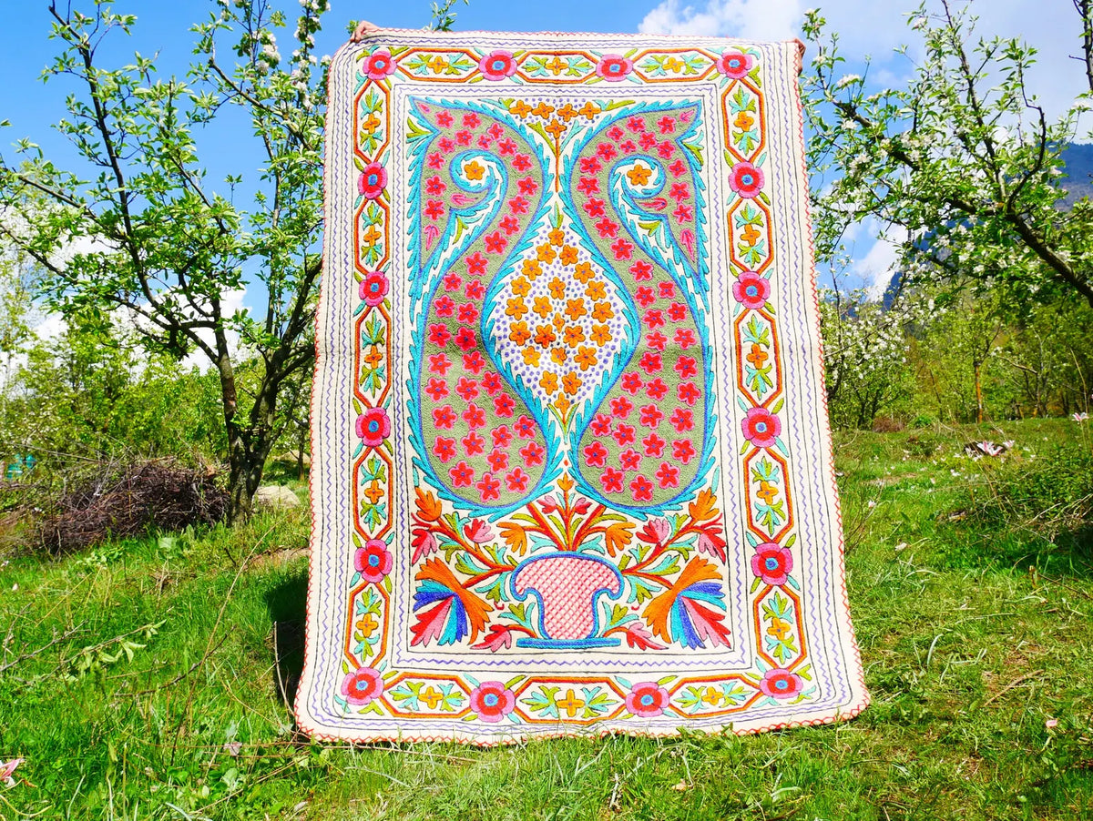 Gefilzter Wollteppich "Bergblume" | Bunter Teppich "Namda" aus Kaschmir | Blumenstickerei auf weißem 6x4 'Filzteppich | böhmisch - Boho