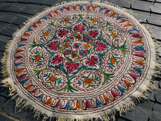 Runder Wollteppich "Shanti Mandala" | Kashmiri Namda traditioneller handgefilzter Wollteppich böhmischer Schlafzimmerteppich