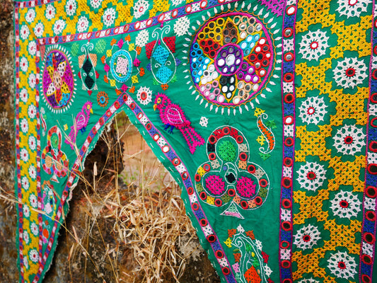 Ethnischer Stammes-Türvolant - Boho-Wandteppich | authentischer Vintage-Türaufsatz – Hippie-Wandbehang | handbestickte EICHE im Bohème-Stil