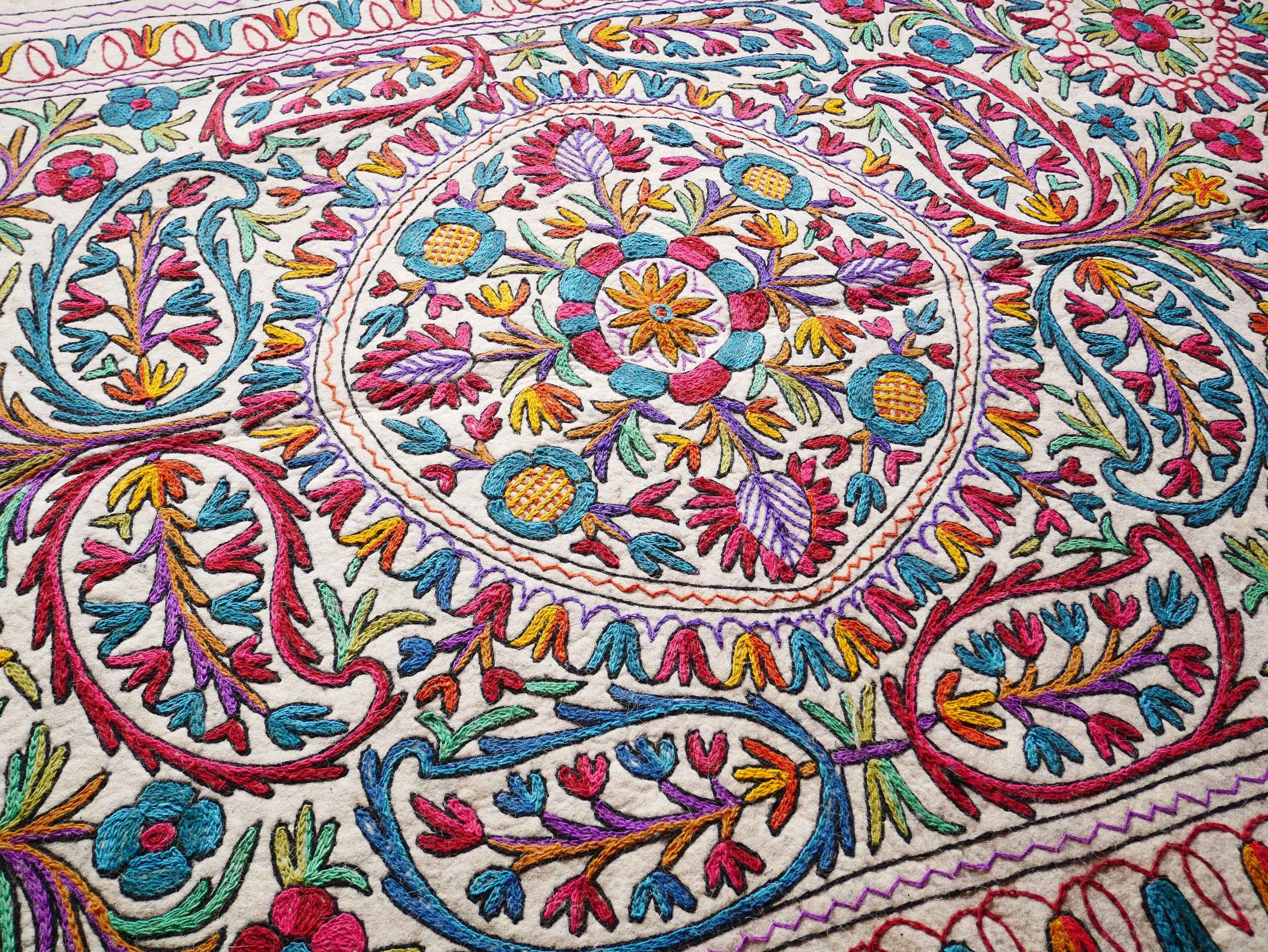 Large wool rug - Mandala rug 10x6' | boho area rug - Indian floor rug | traditional Namda from Kashmir | felted wool rug handmade embroidery